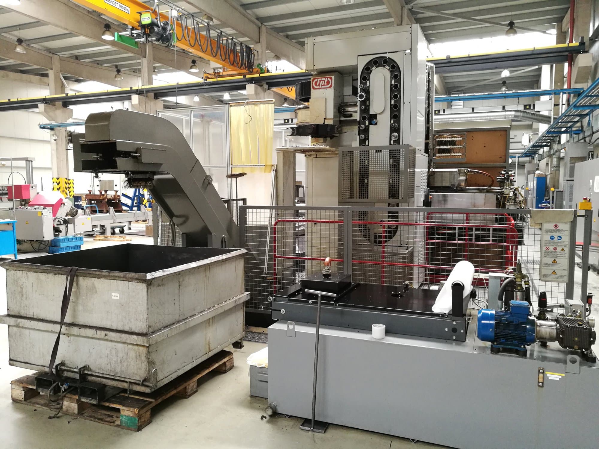 Čelní pohled  na FPT AREA M stroj