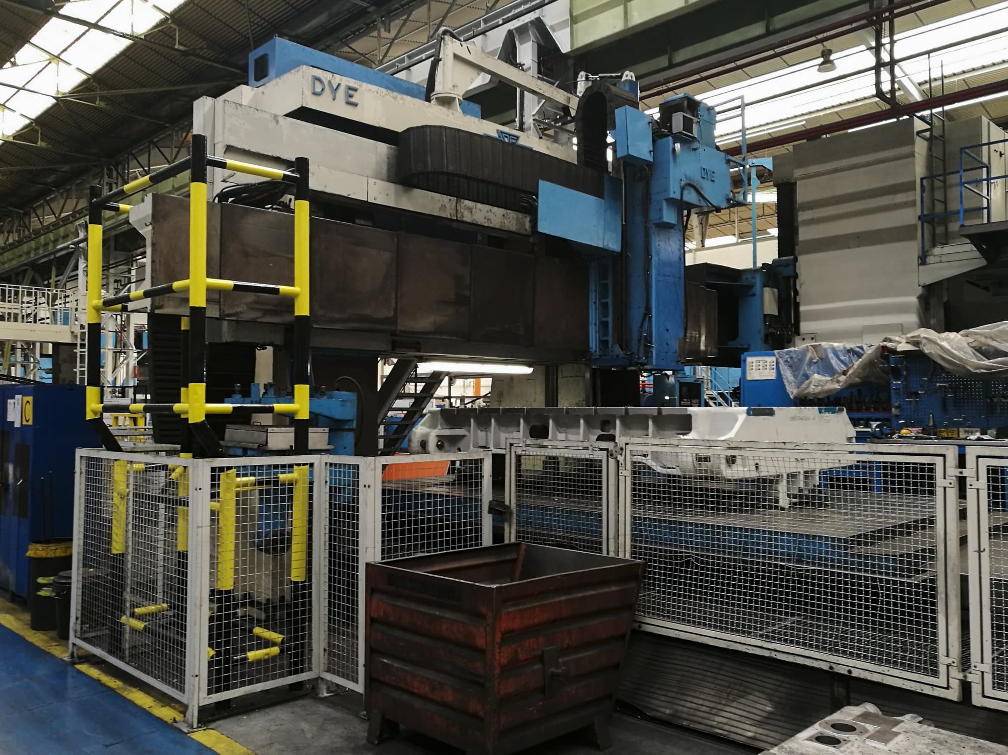 Levý pohled  na DYE FPF-4-N/C stroj