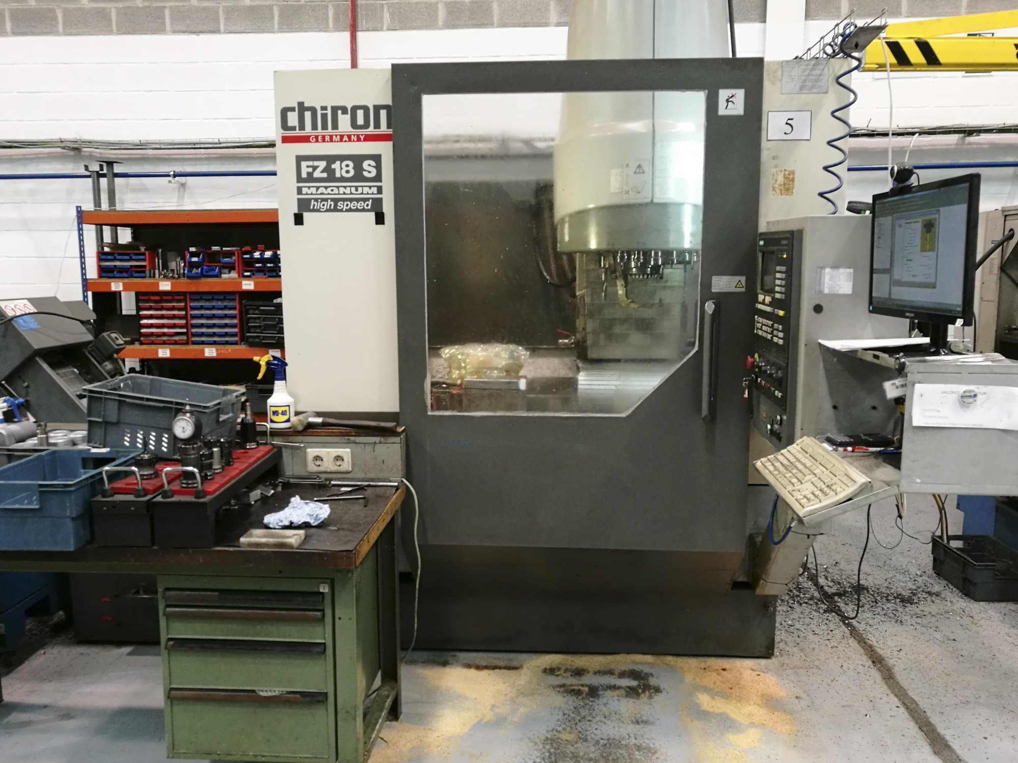 Čelní pohled  na Chiron FZ18 S Magnum stroj