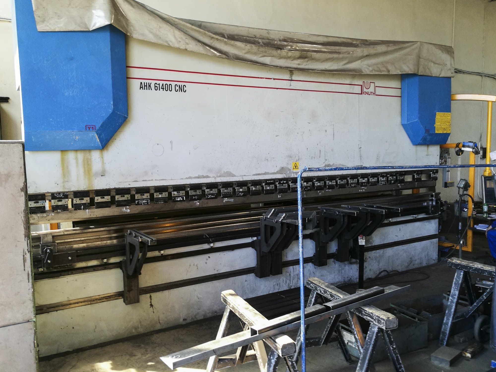 Levý pohled  na KNUTH AHK 61400 CNC stroj