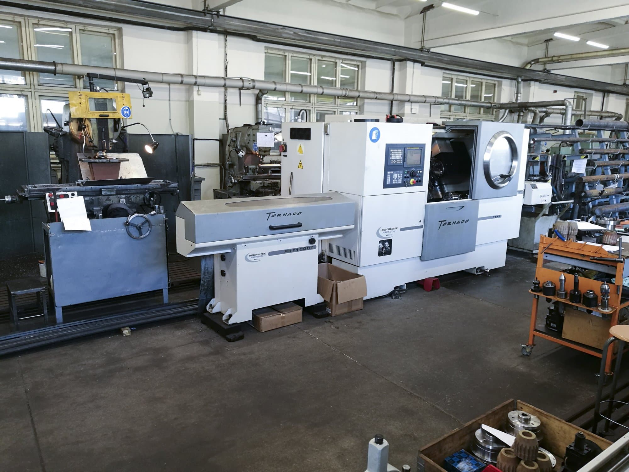 Čelní pohled  2 na Colchester TORNADO T8MS stroj