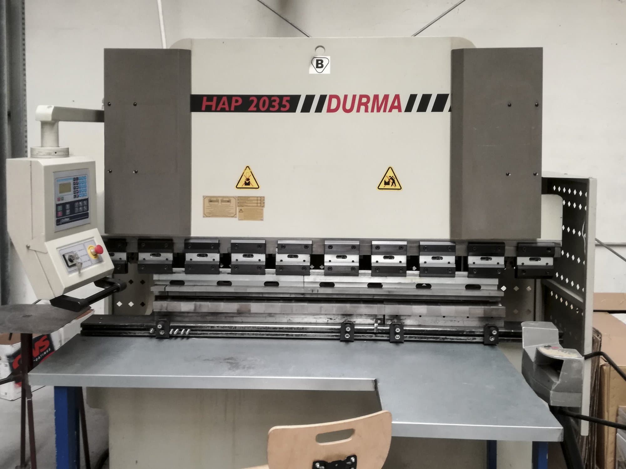 Čelní pohled  na Durma HAP 2035 stroj