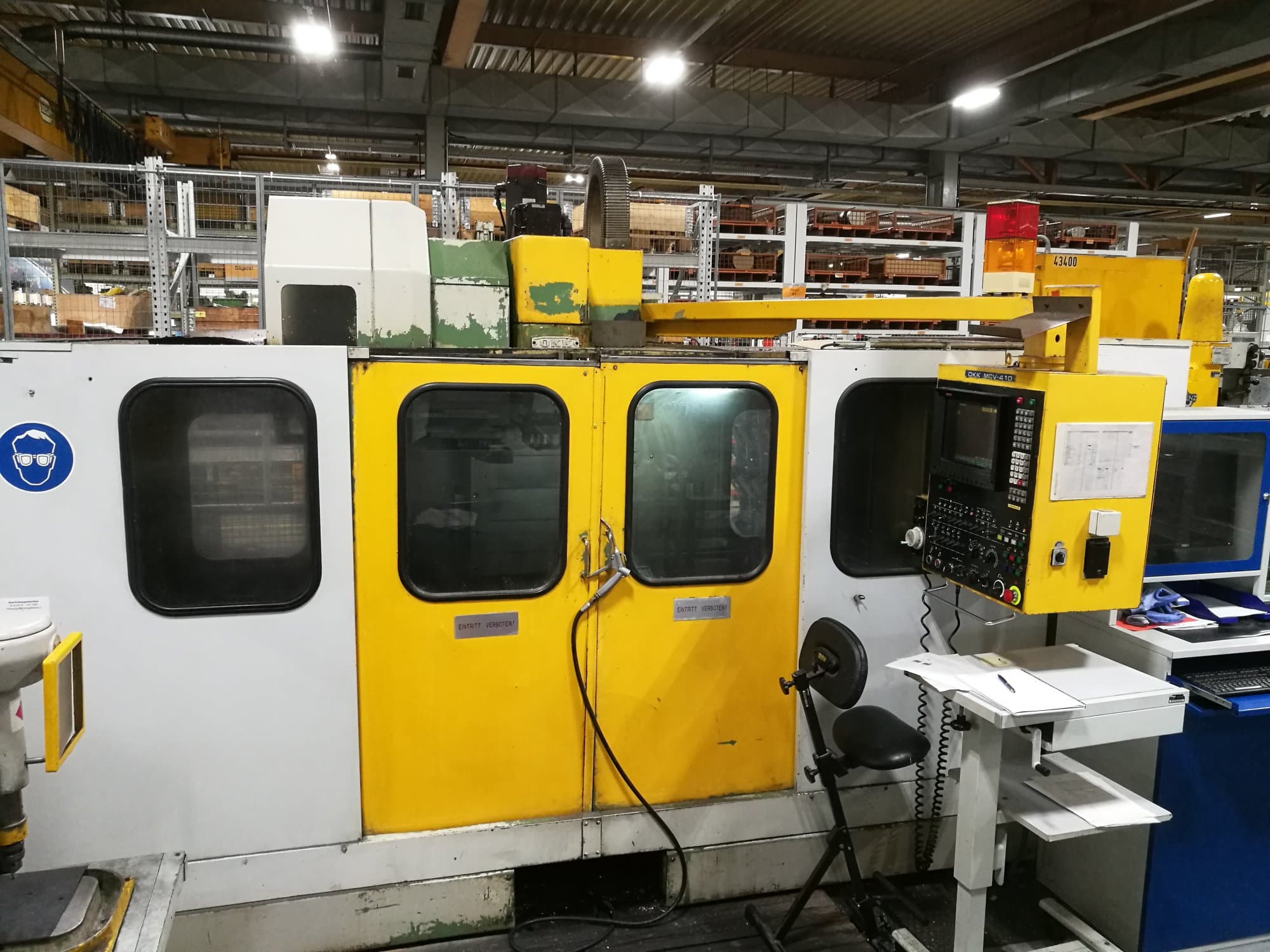 Čelní pohled  1 na OKK MCV-410 stroj