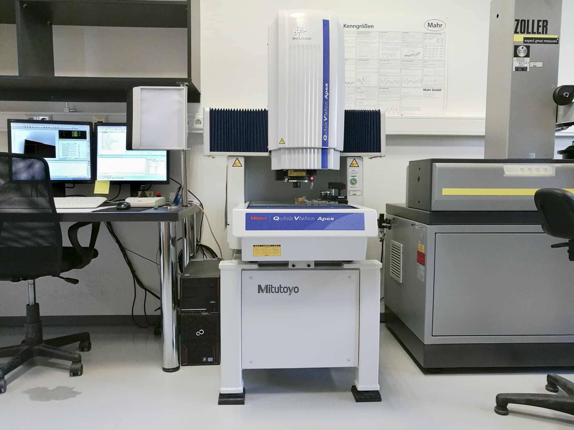 Čelní pohled  na Mitutoyo QVT1-X302PIL-C stroj