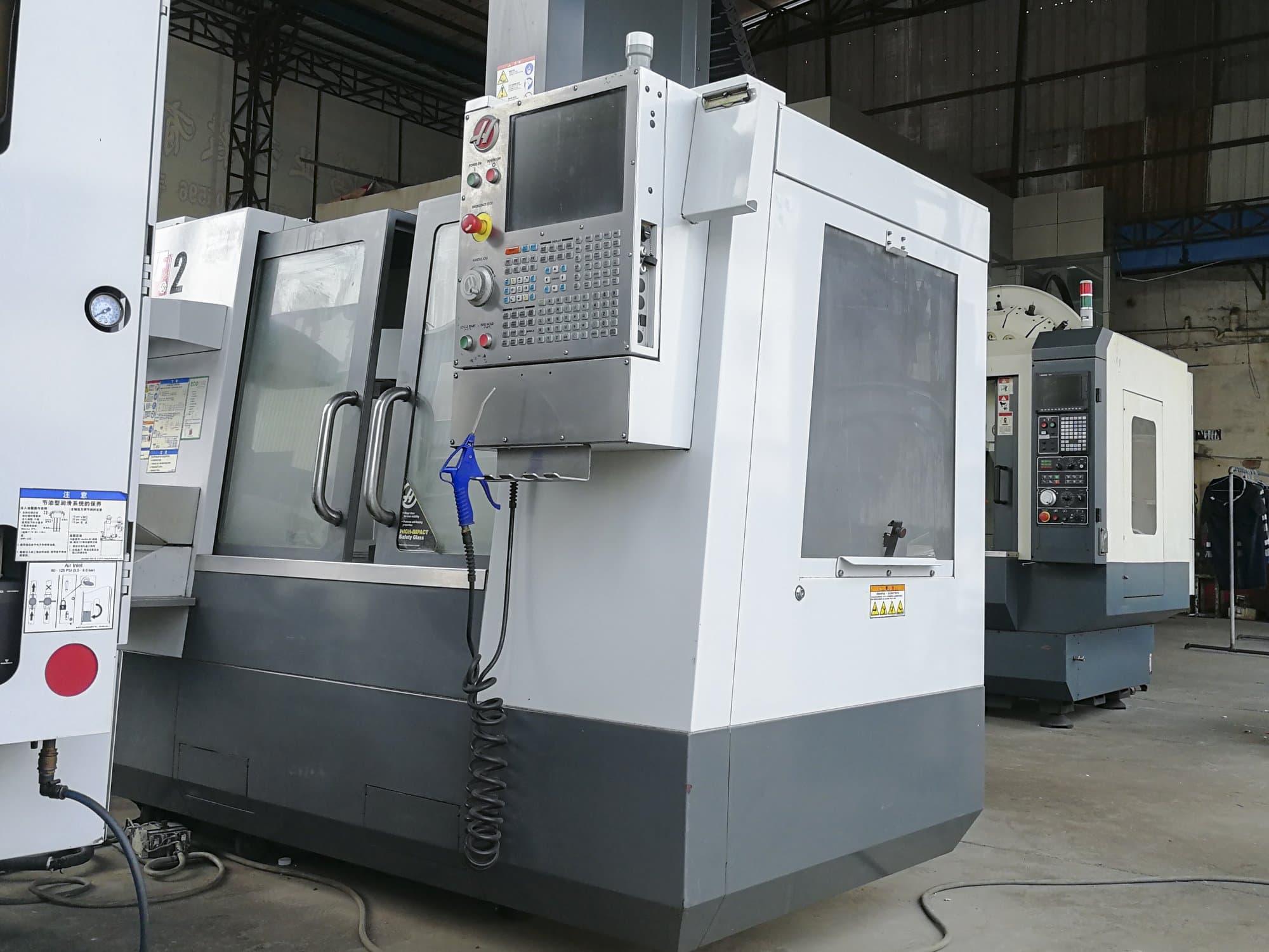 Pravý pohled  na HAAS VF-2 stroj