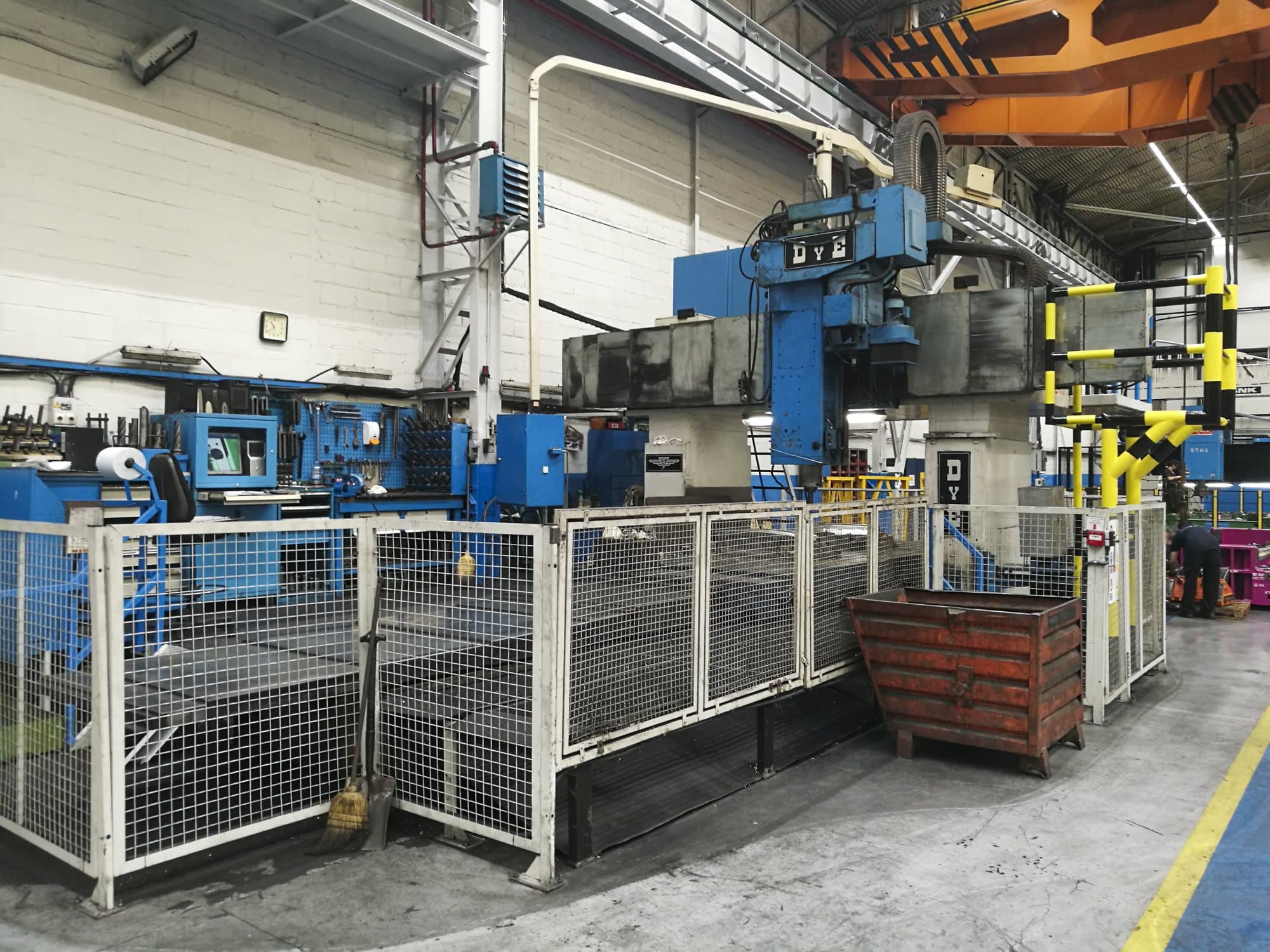 Pravý pohled  na DYE FPF-2-N/C stroj