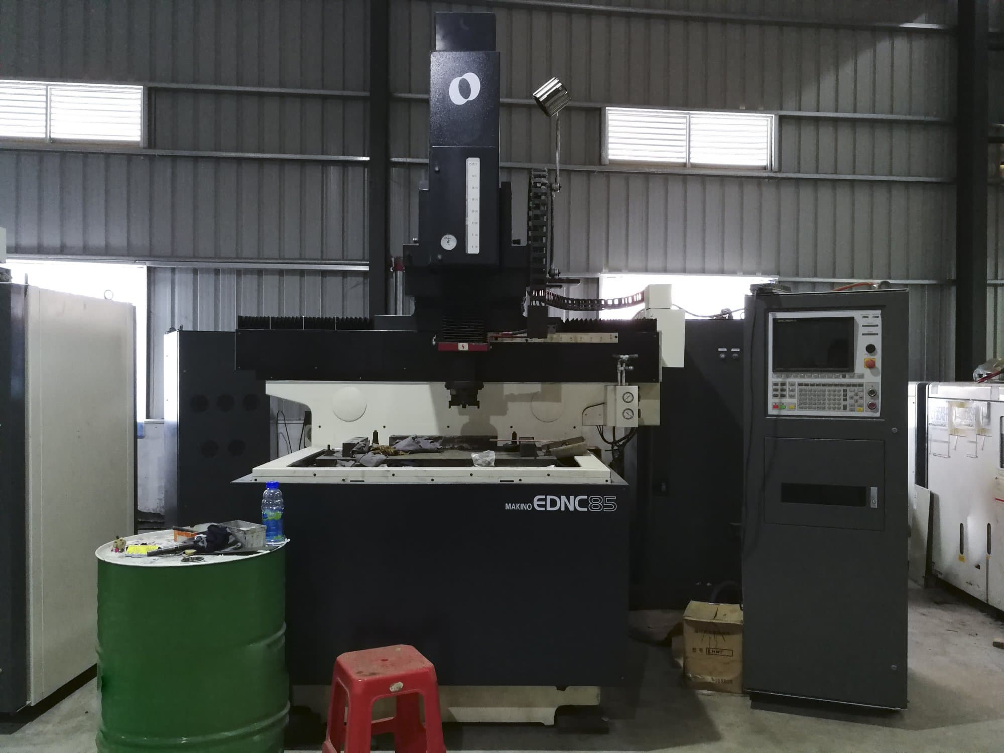 Čelní pohled  na Makino EDNC85 stroj