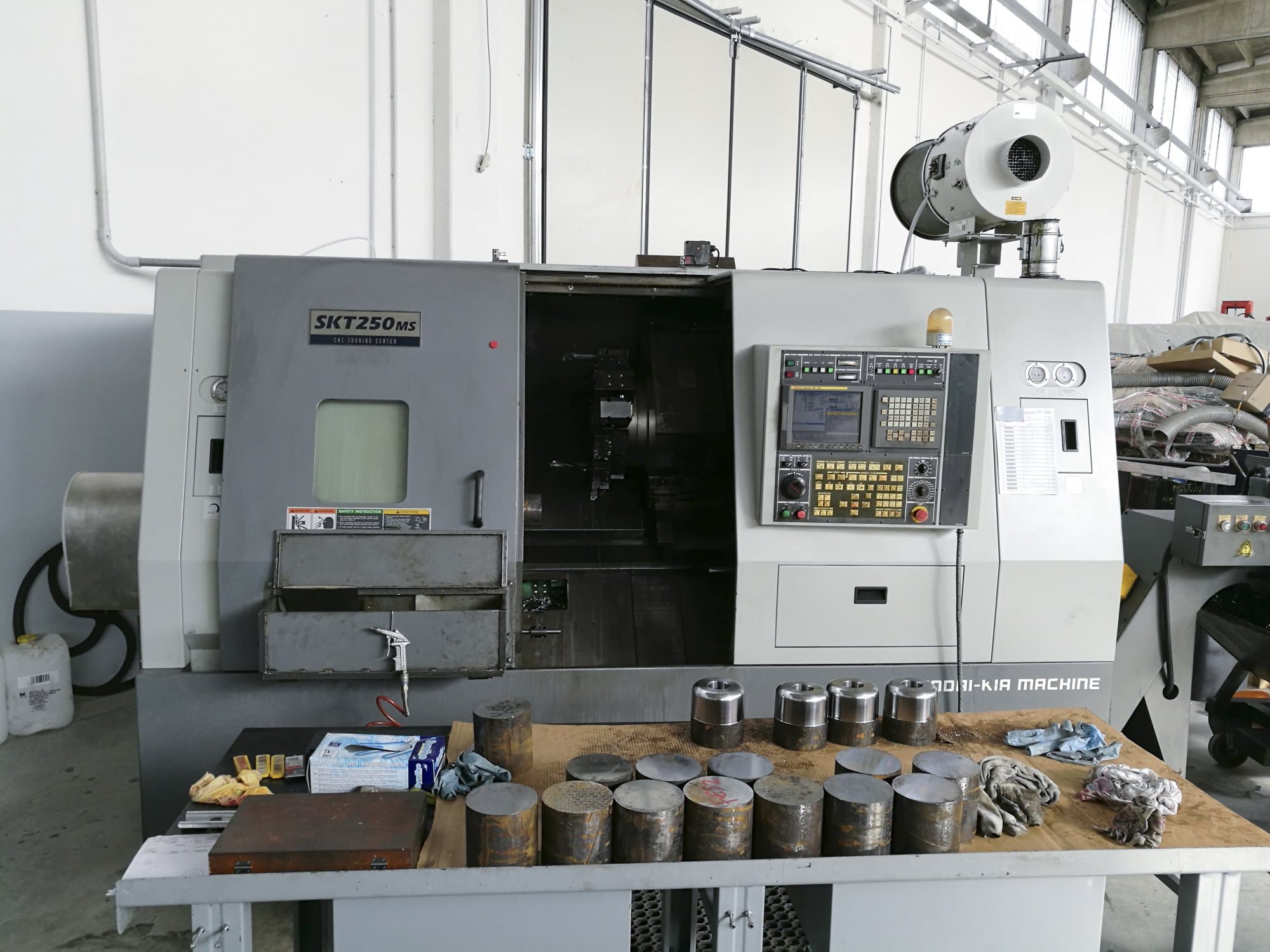 Čelní pohled  na Hyundai Kia SKT 250 MS stroj