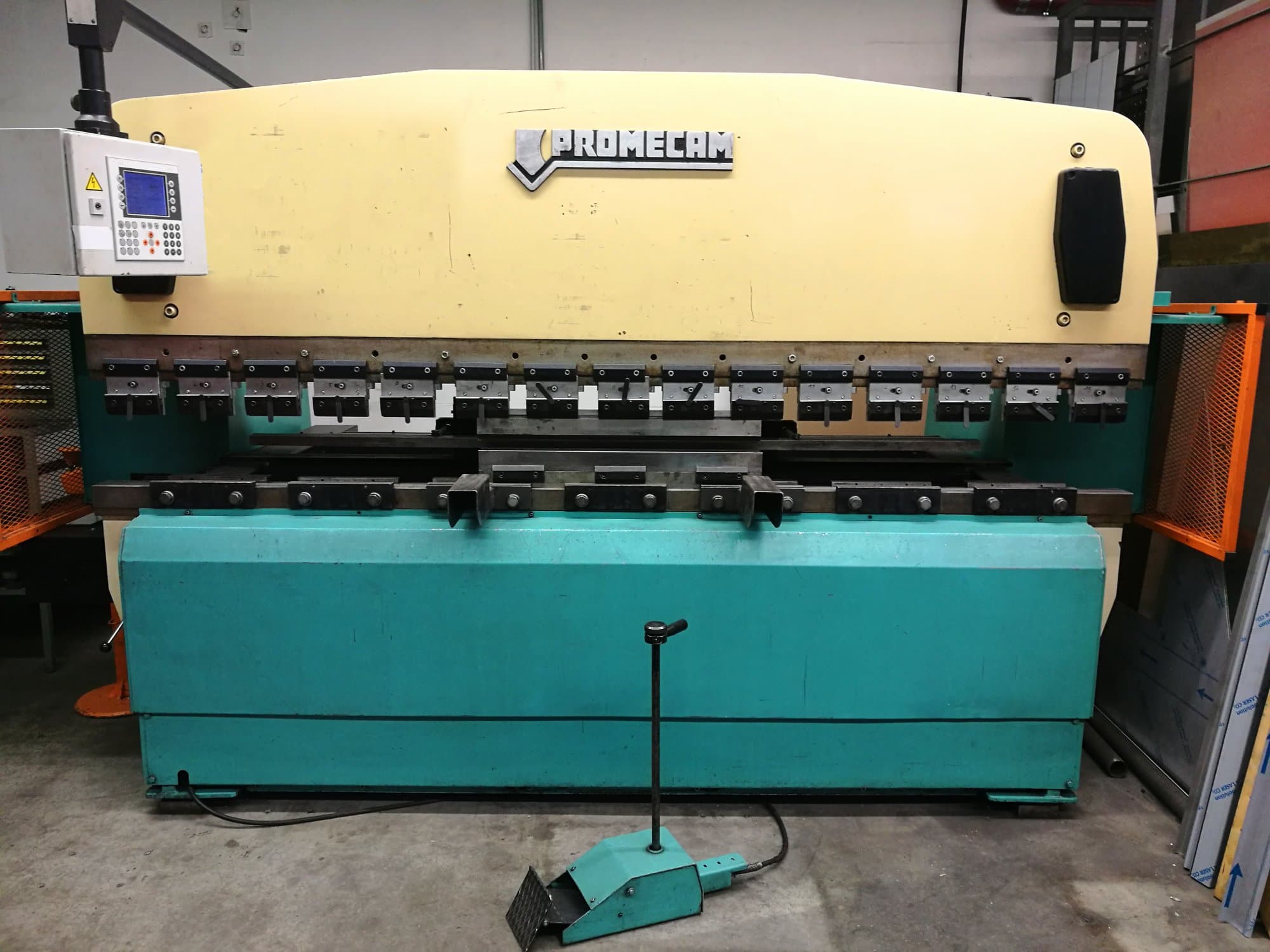 Čelní pohled  na PROMECAM RG-103 stroj