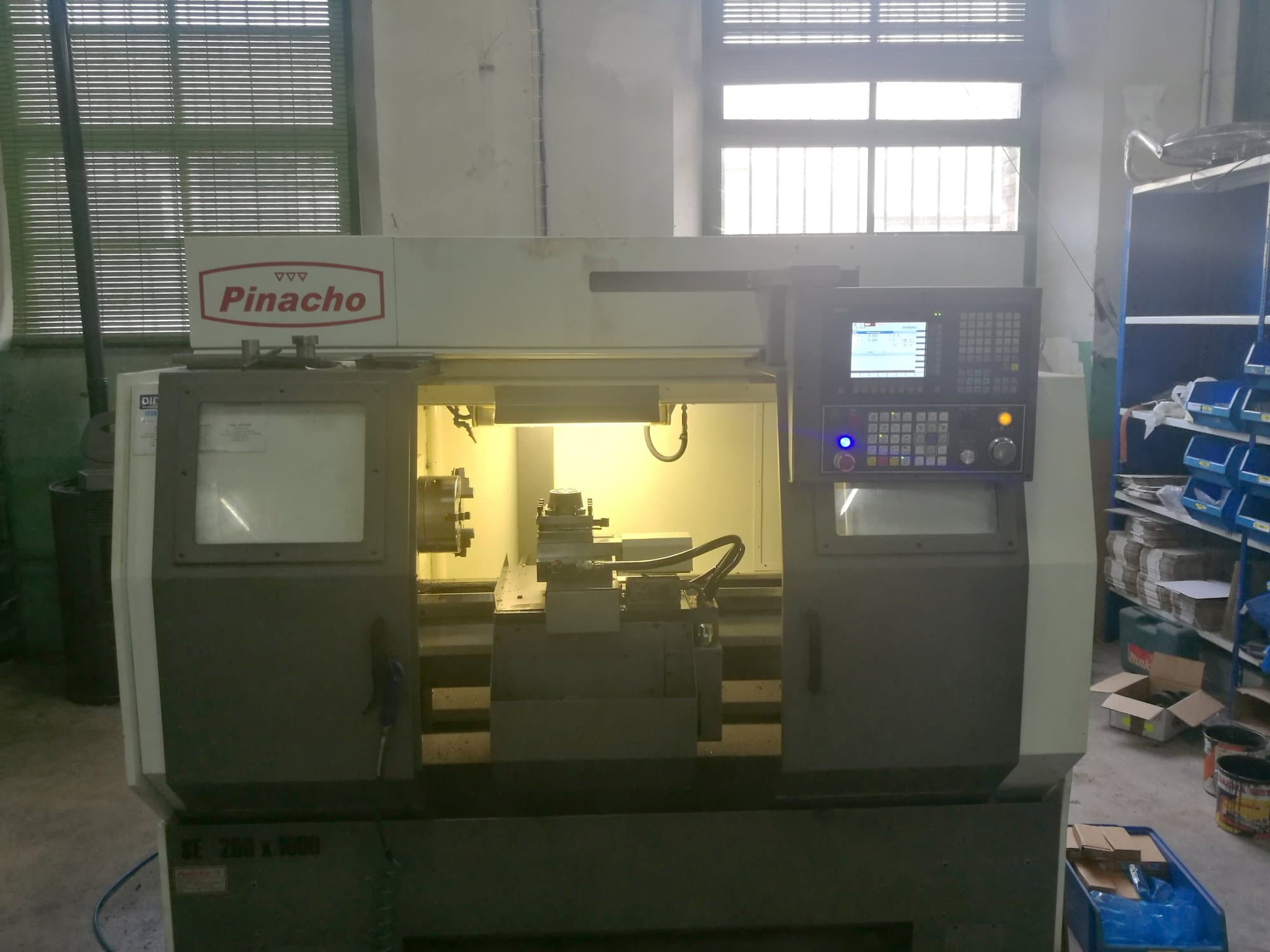 Čelní pohled  na Pinacho SE-200 stroj