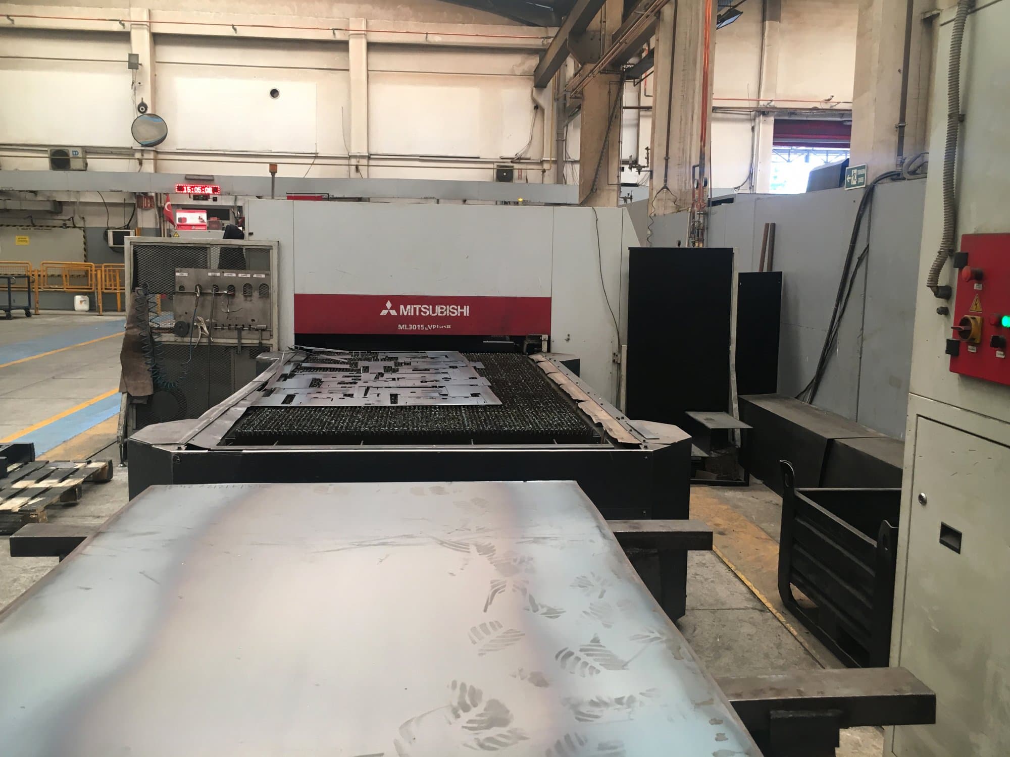 Čelní pohled  na Mitsubishi Electric ML3015LV PLUS II stroj