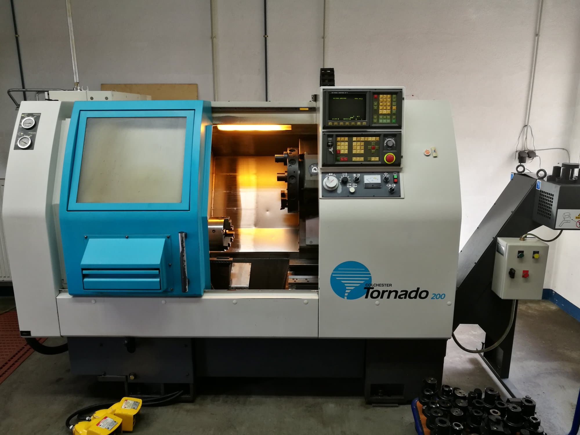 Čelní pohled  na Colchester TORNADO 200 stroj