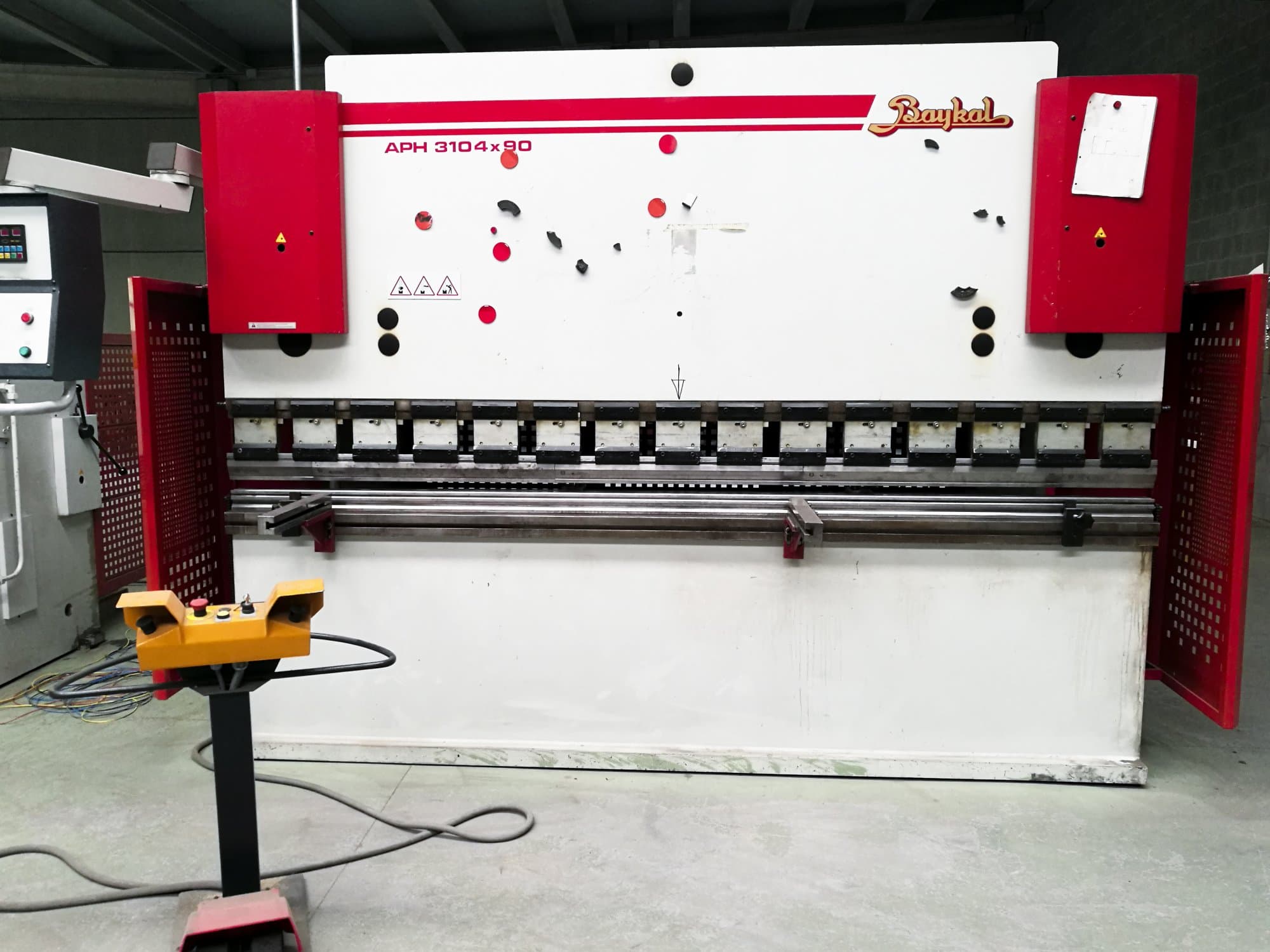 Čelní pohled  na Baykal APH 3104x90 stroj