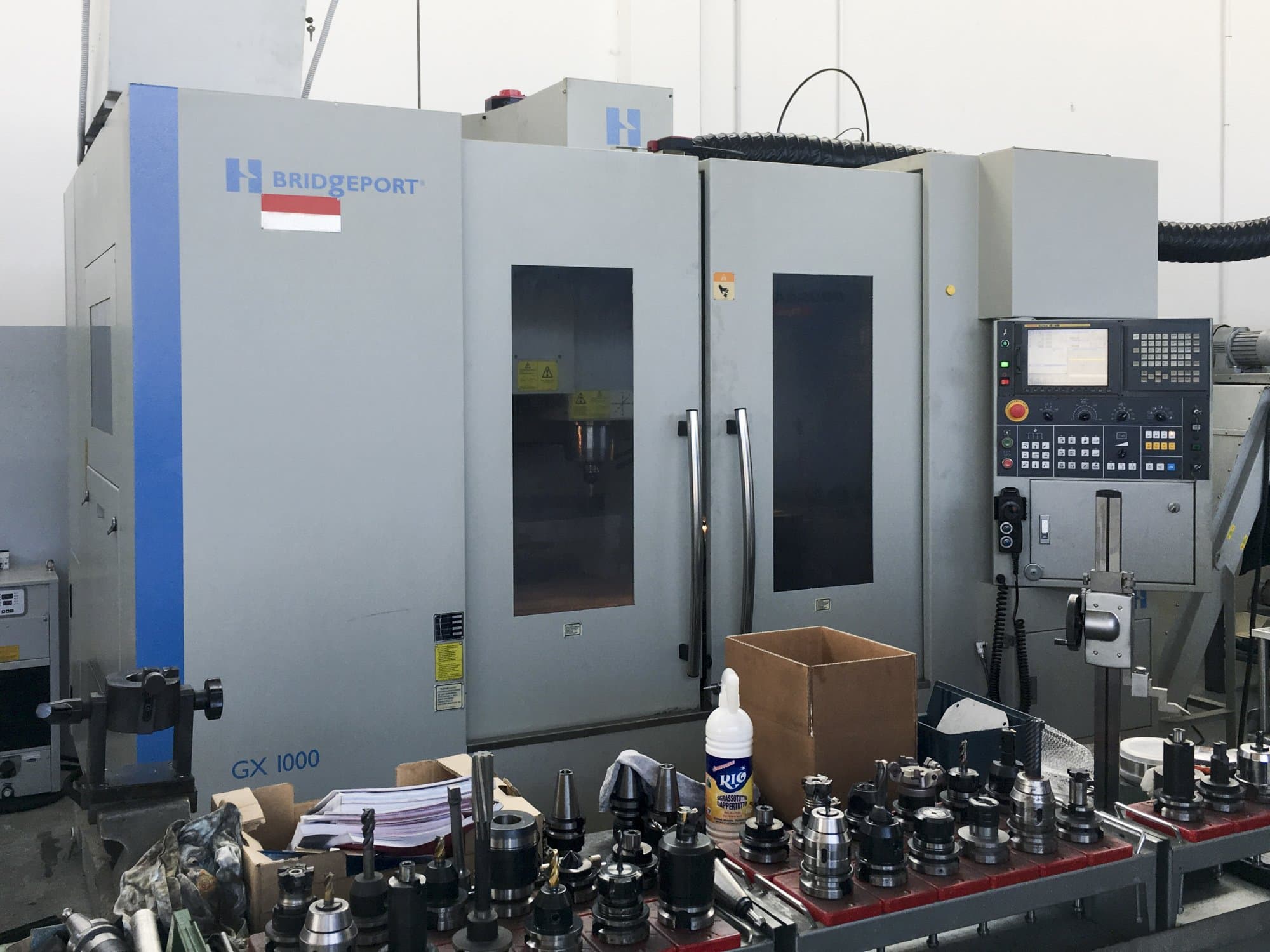 Čelní pohled  1 na Bridgeport GX 1000 stroj