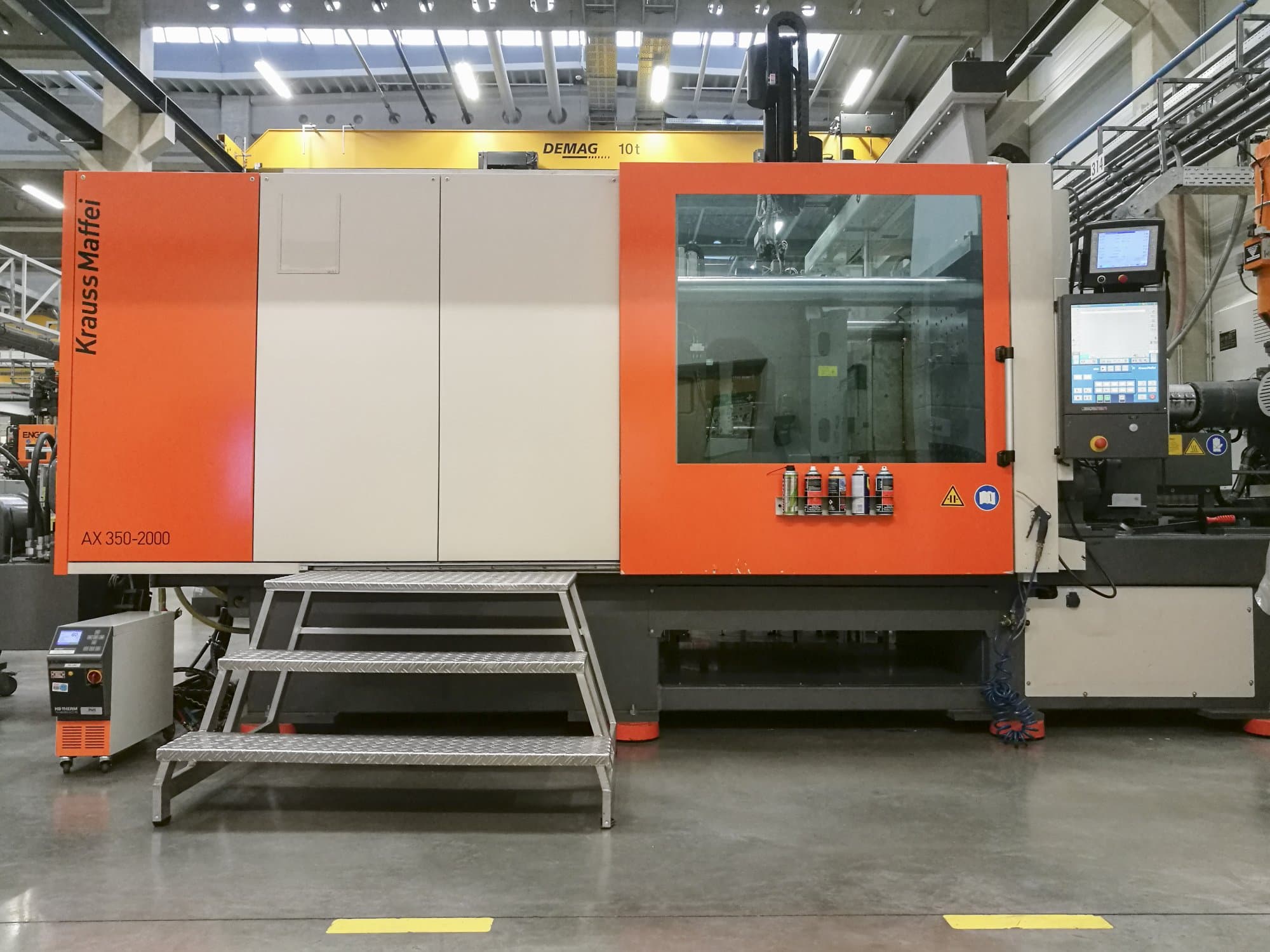 Čelní pohled  na Krauss Maffei 350-2000 AX stroj