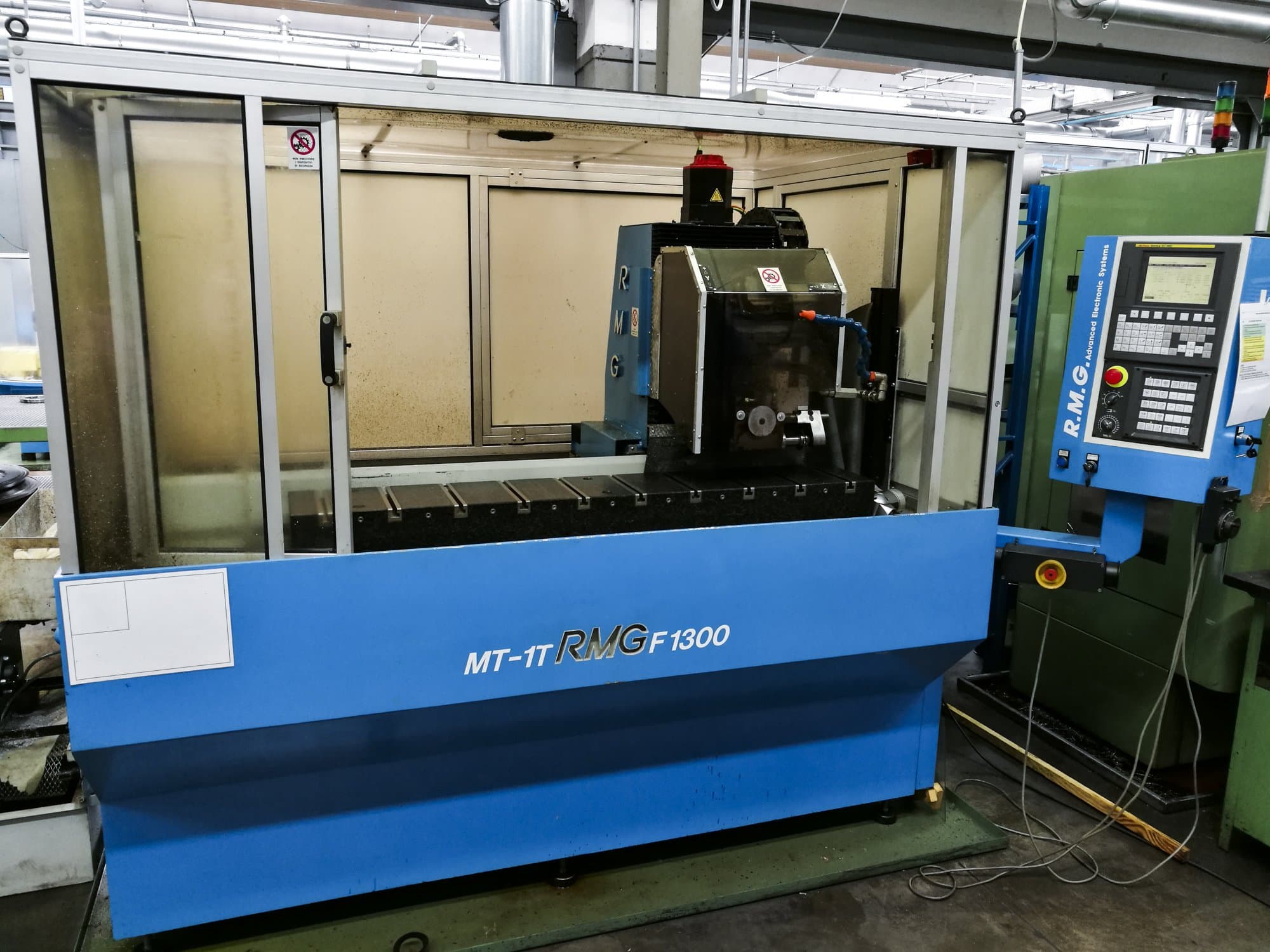 Čelní pohled  na RMG MT-1T-F 1300 stroj