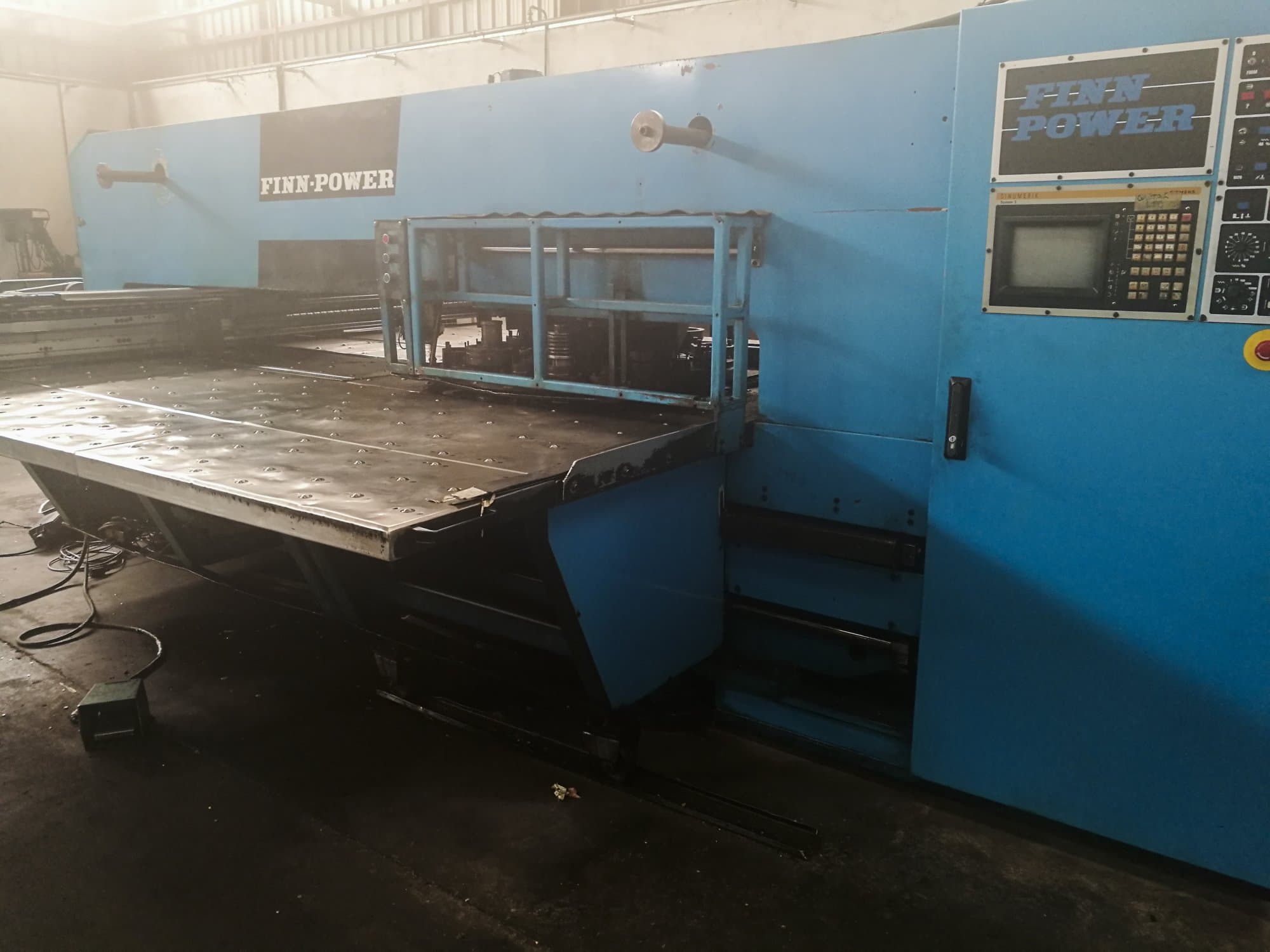 Pravý pohled  na Finn-Power TP 2520 IF2 stroj