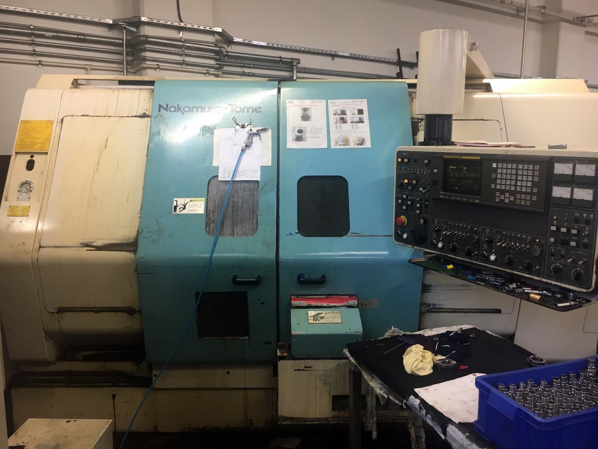 Čelní pohled  na NAKAMURA-TOME TW-20 MMY stroj