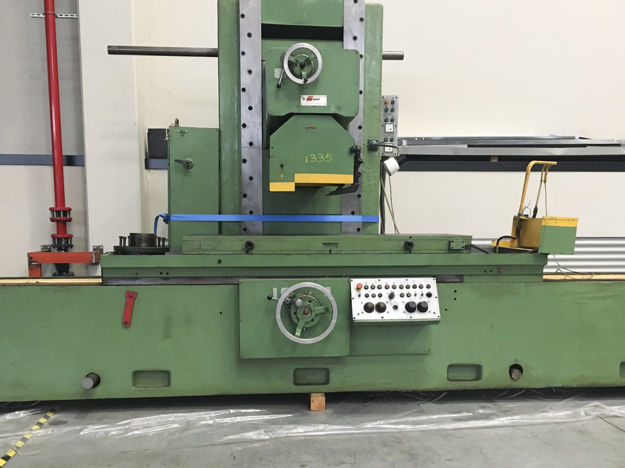 Čelní pohled  na Inter-plast 3 D 725 stroj