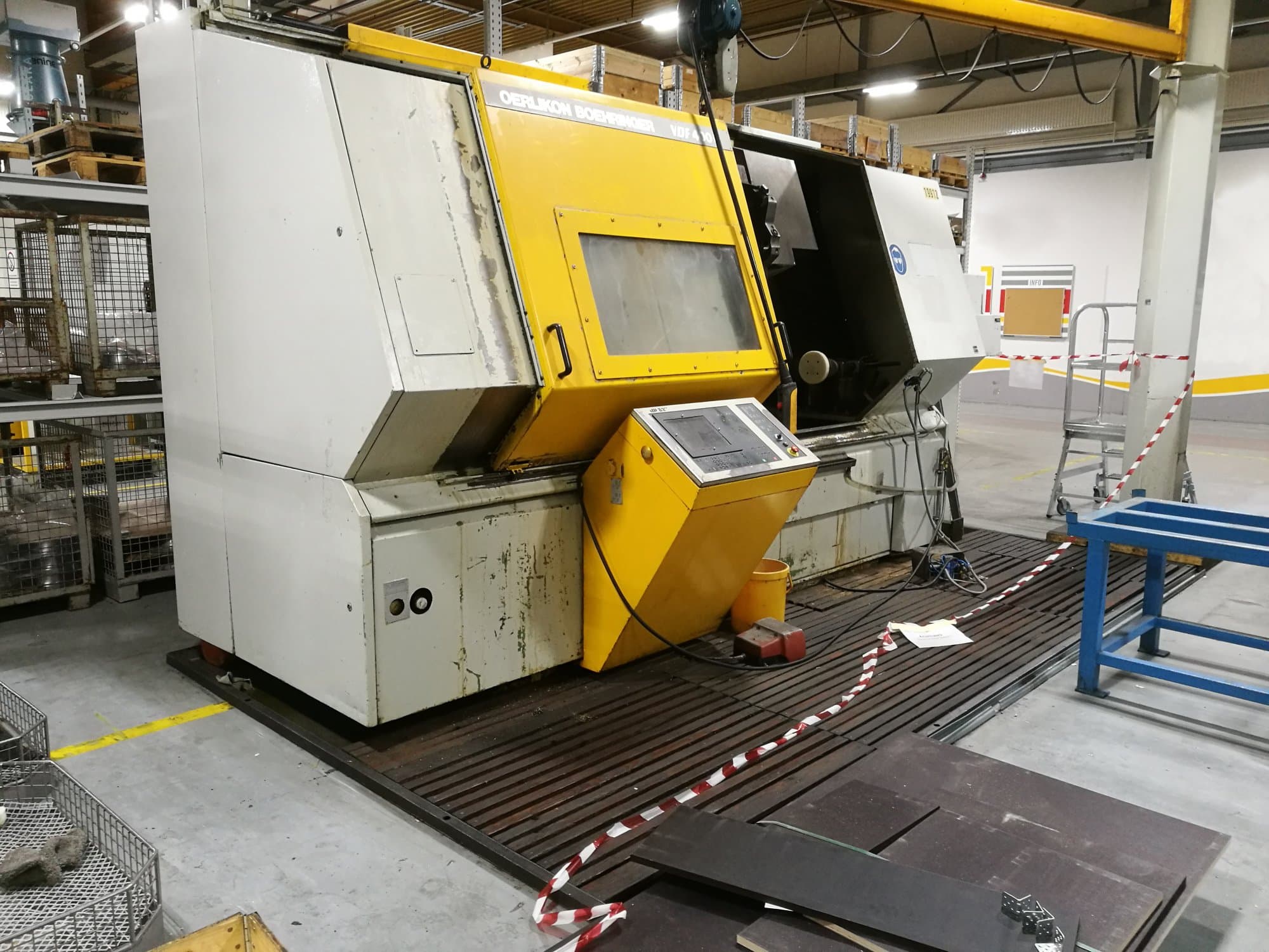 Levý pohled  na OERLIKON BOEHRINGER VDF400C-F stroj