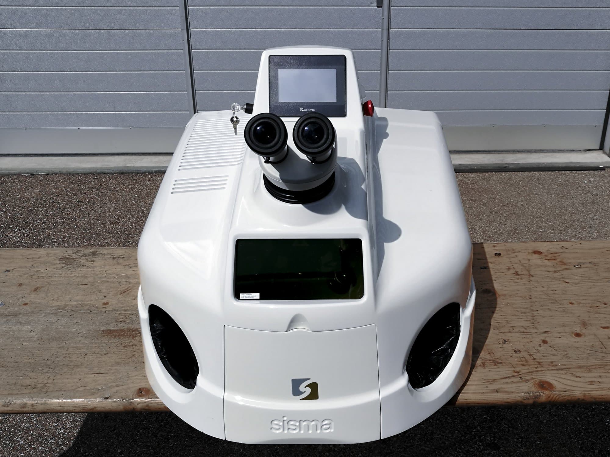 Čelní pohled  na Sisma LM-D 100 stroj