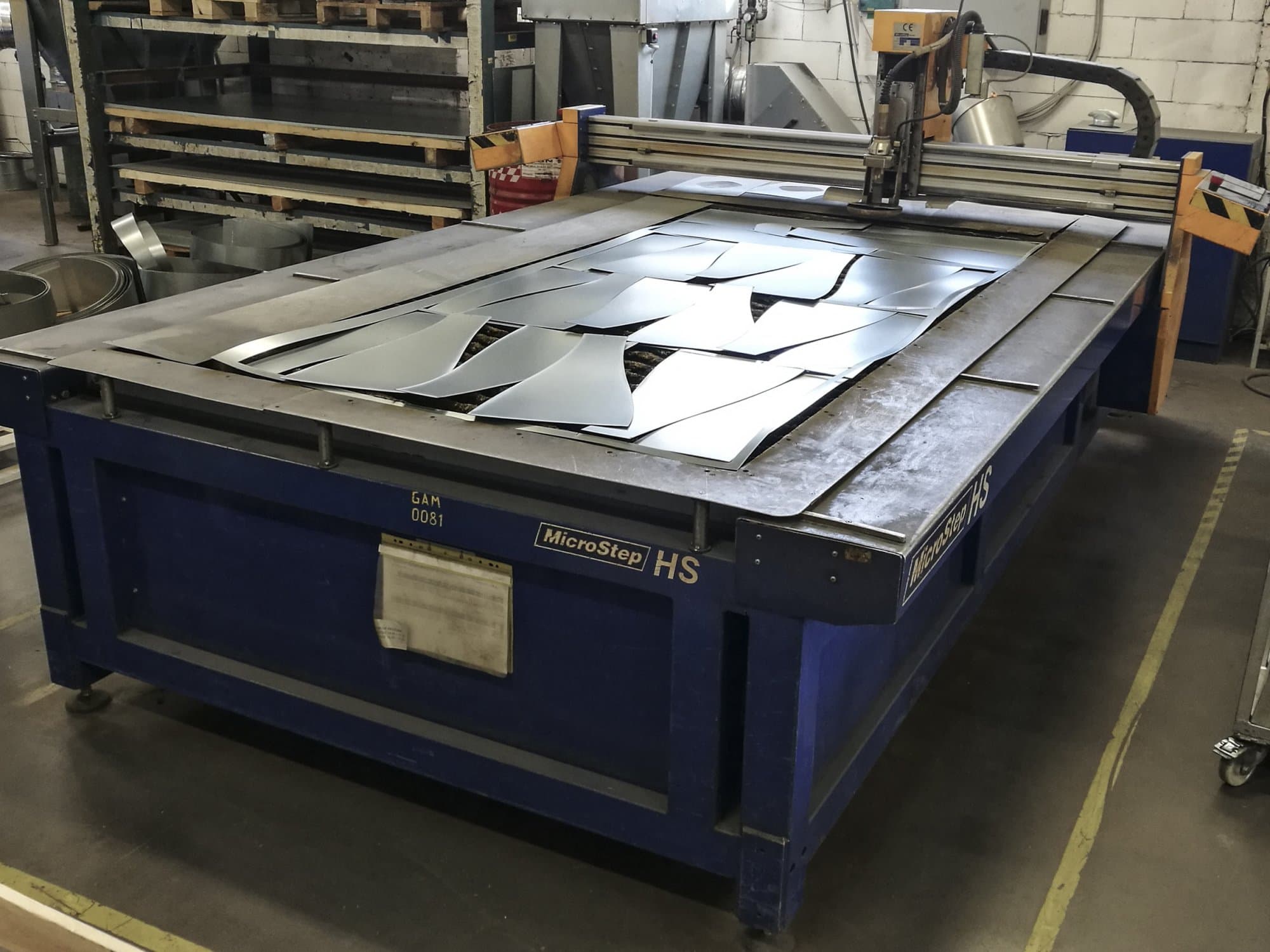 Pravý pohled  na MicroStep HS 3001.15 stroj