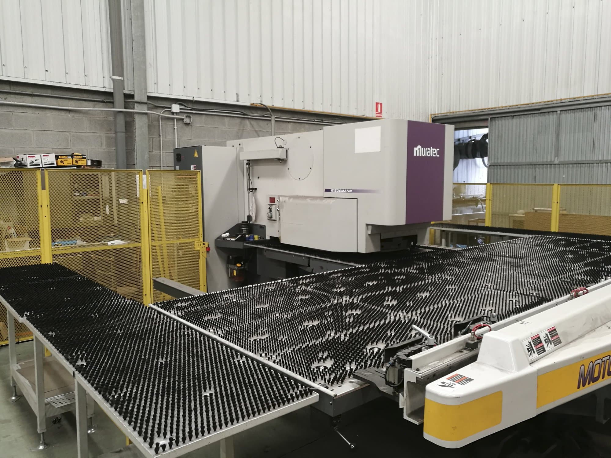 Levý pohled  na Murata Wiedemann M-2558-T stroj