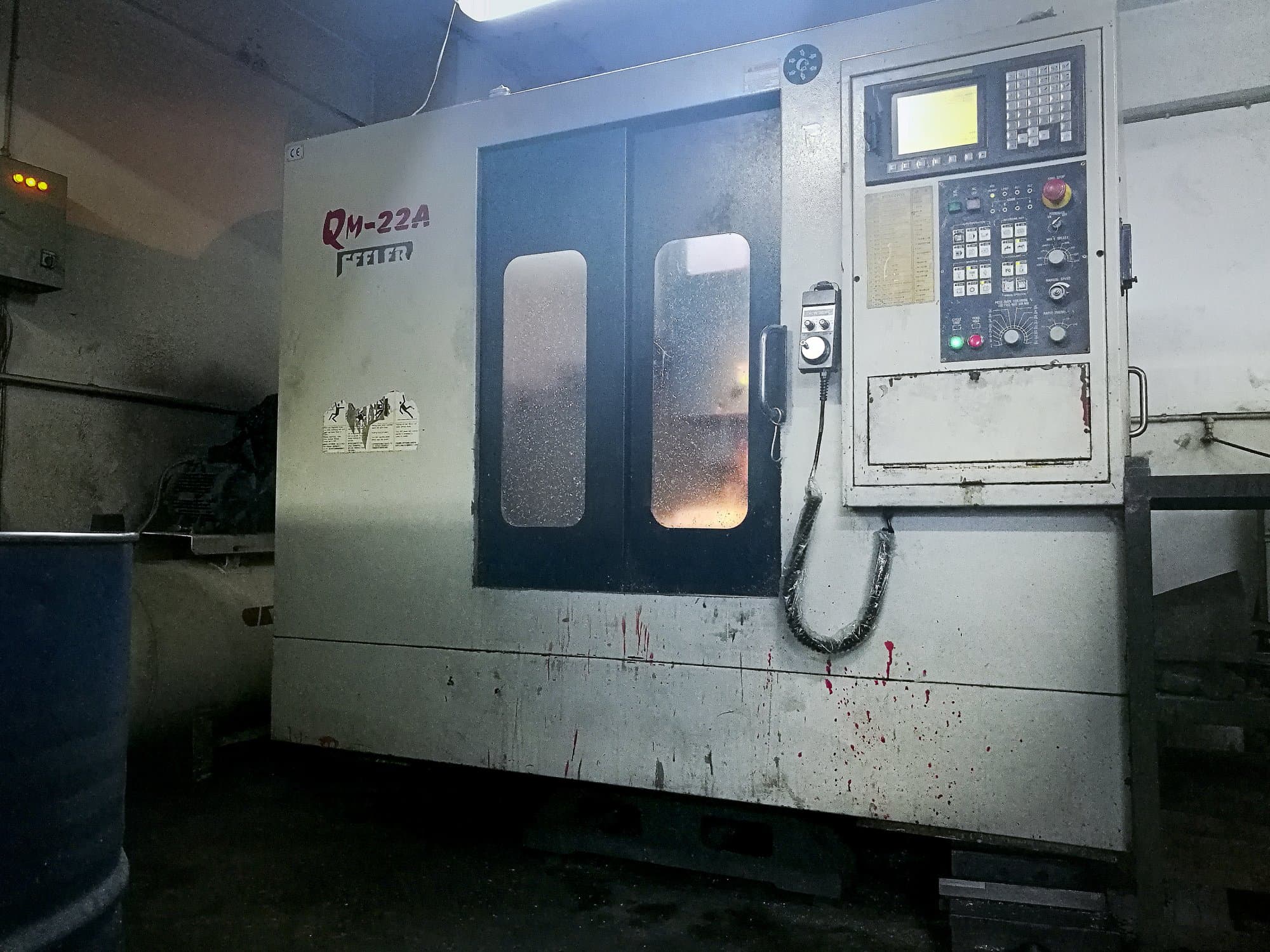 Čelní pohled  na Feeler QM-22A stroj