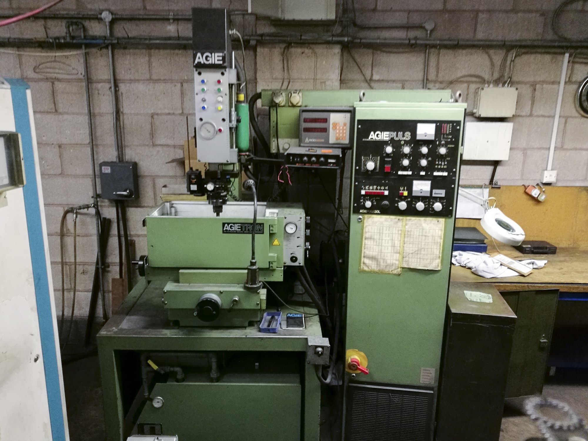 Čelní pohled  na AGIE EMT 110 stroj