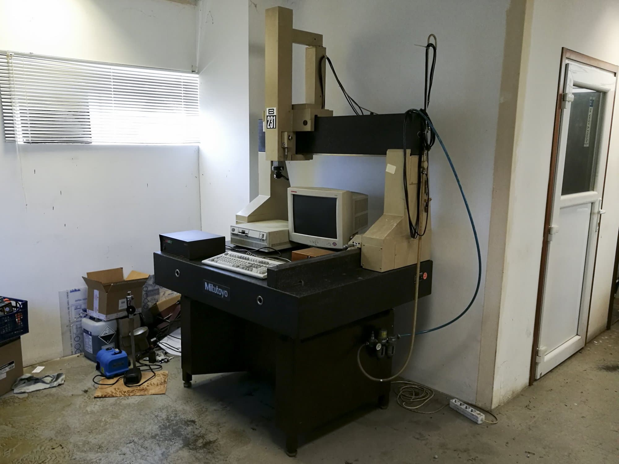 Pravý pohled  na Mitutoyo B-231 stroj