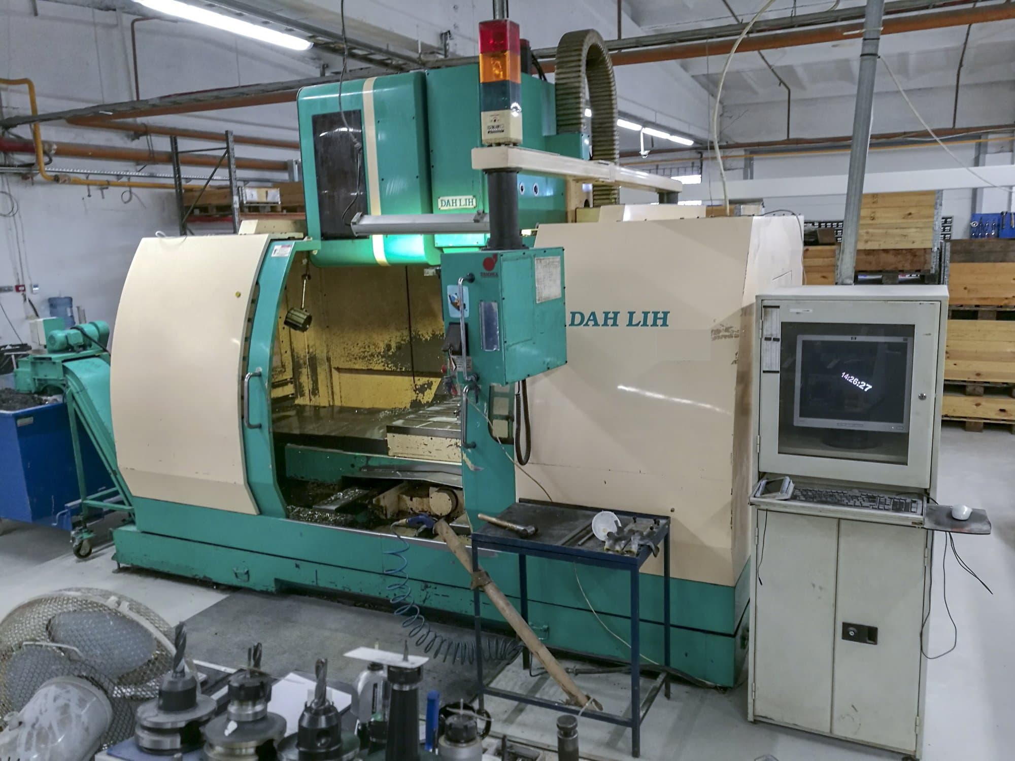 Čelní pohled  na DAH LIH DL-MCV1250 stroj