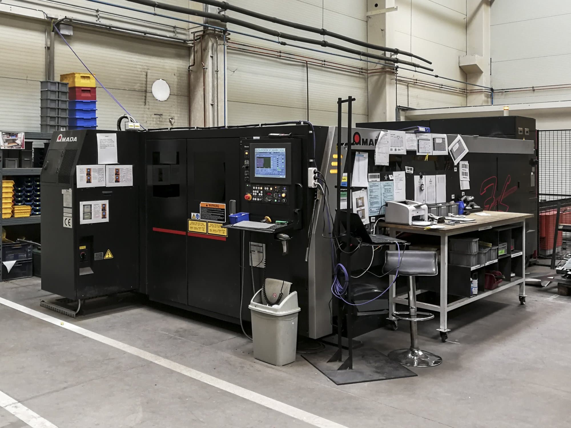 Pravý pohled  na AMADA LCG-3015 AJ stroj