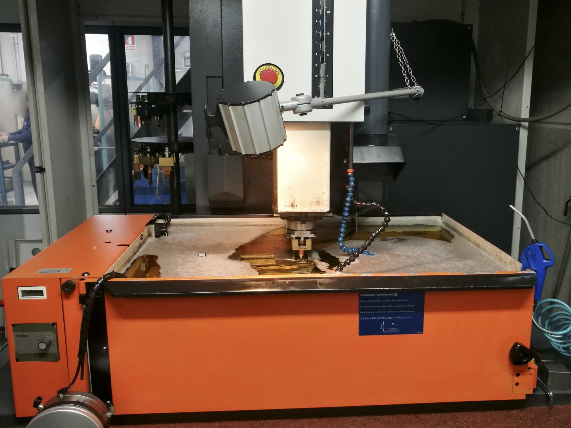 Čelní pohled  na CHARMILLES ROBOFORM 2000+ stroj