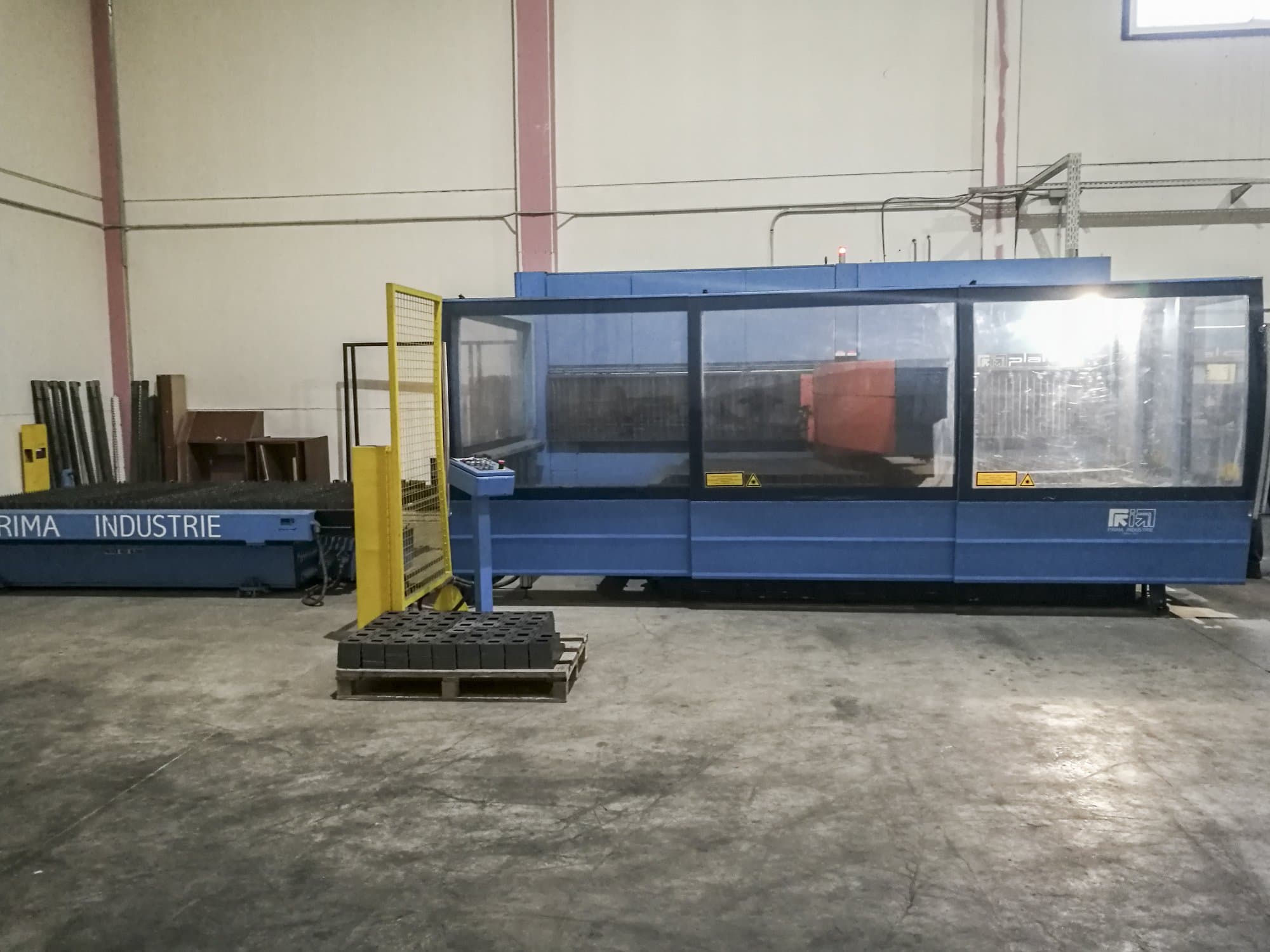 Pravý boční pohled  na Prima Power Platino 1530 stroj