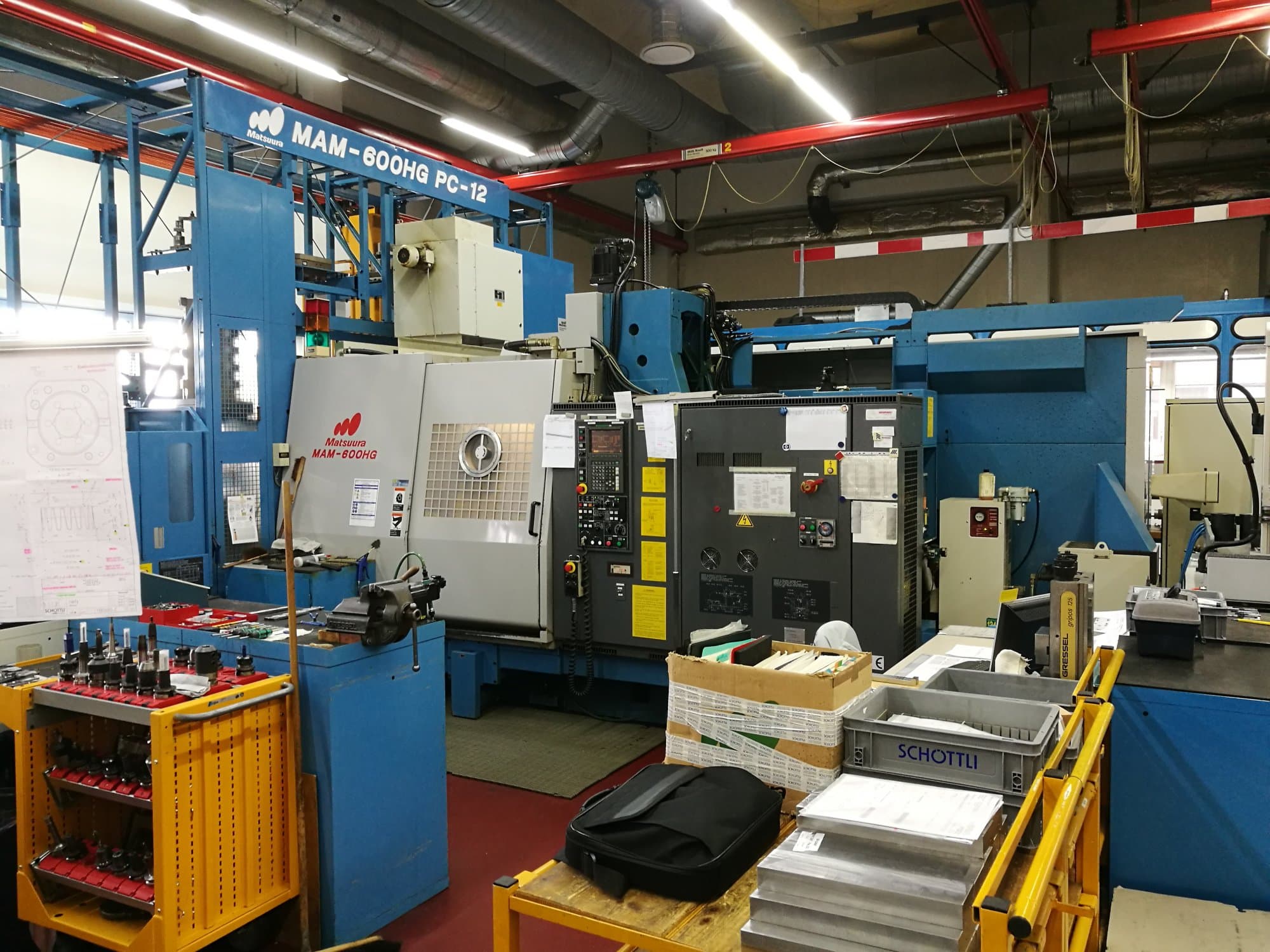 Čelní pohled  na Matsuura MAM 600HG PC-12 stroj