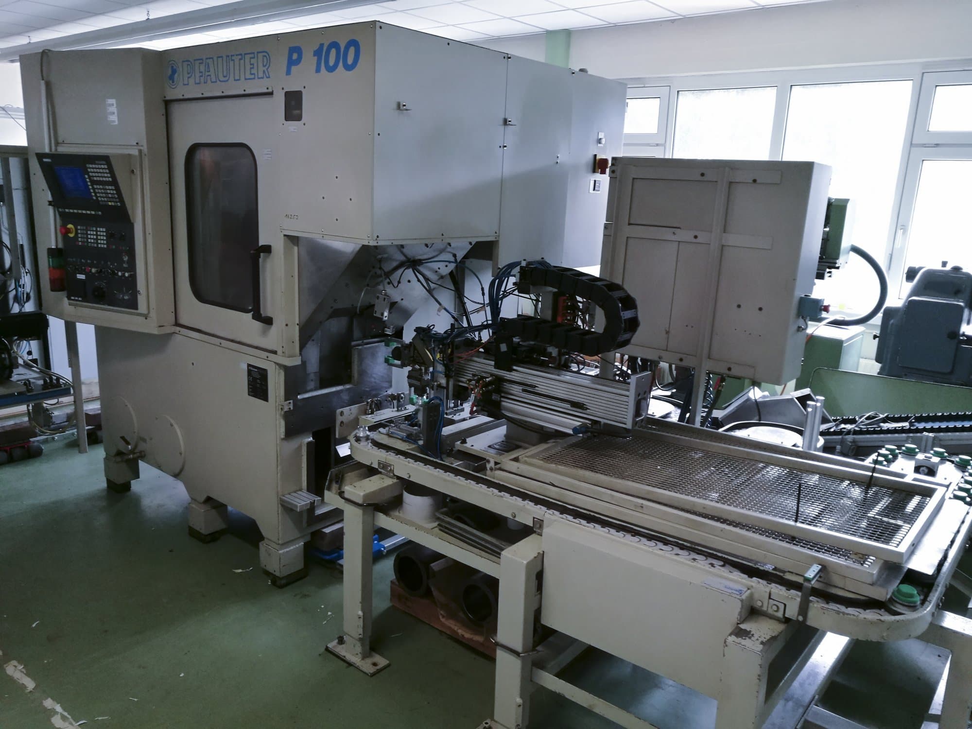 Čelní pohled  na GLEASON-PFAUTER P100 stroj
