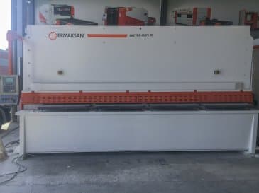 Čelní pohled  na ERMAKSAN CNC HVR 4100x20 stroj