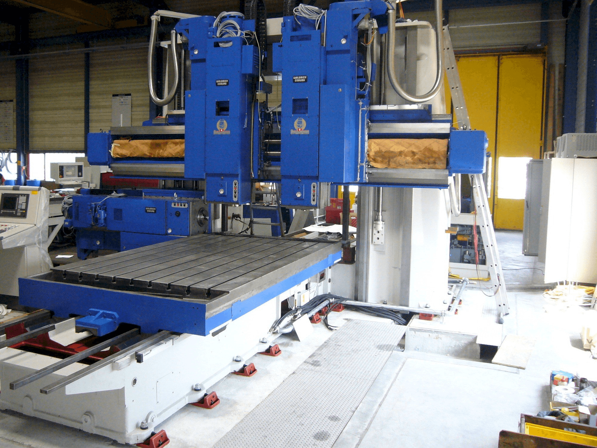 Čelní pohled na Waldrich Coburg stroj