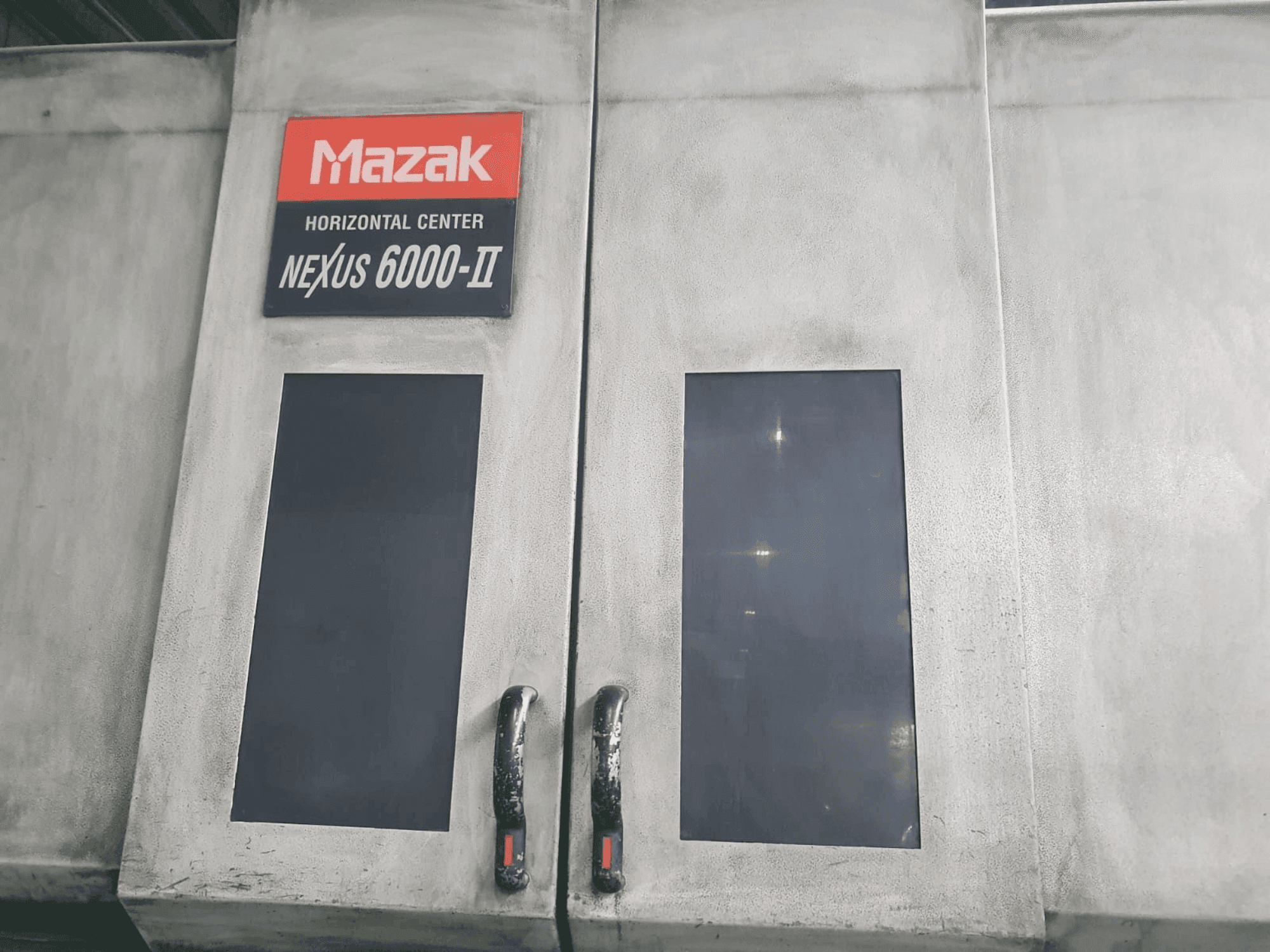 Čelní pohled na Mazak HI Nexus 6000 II stroj