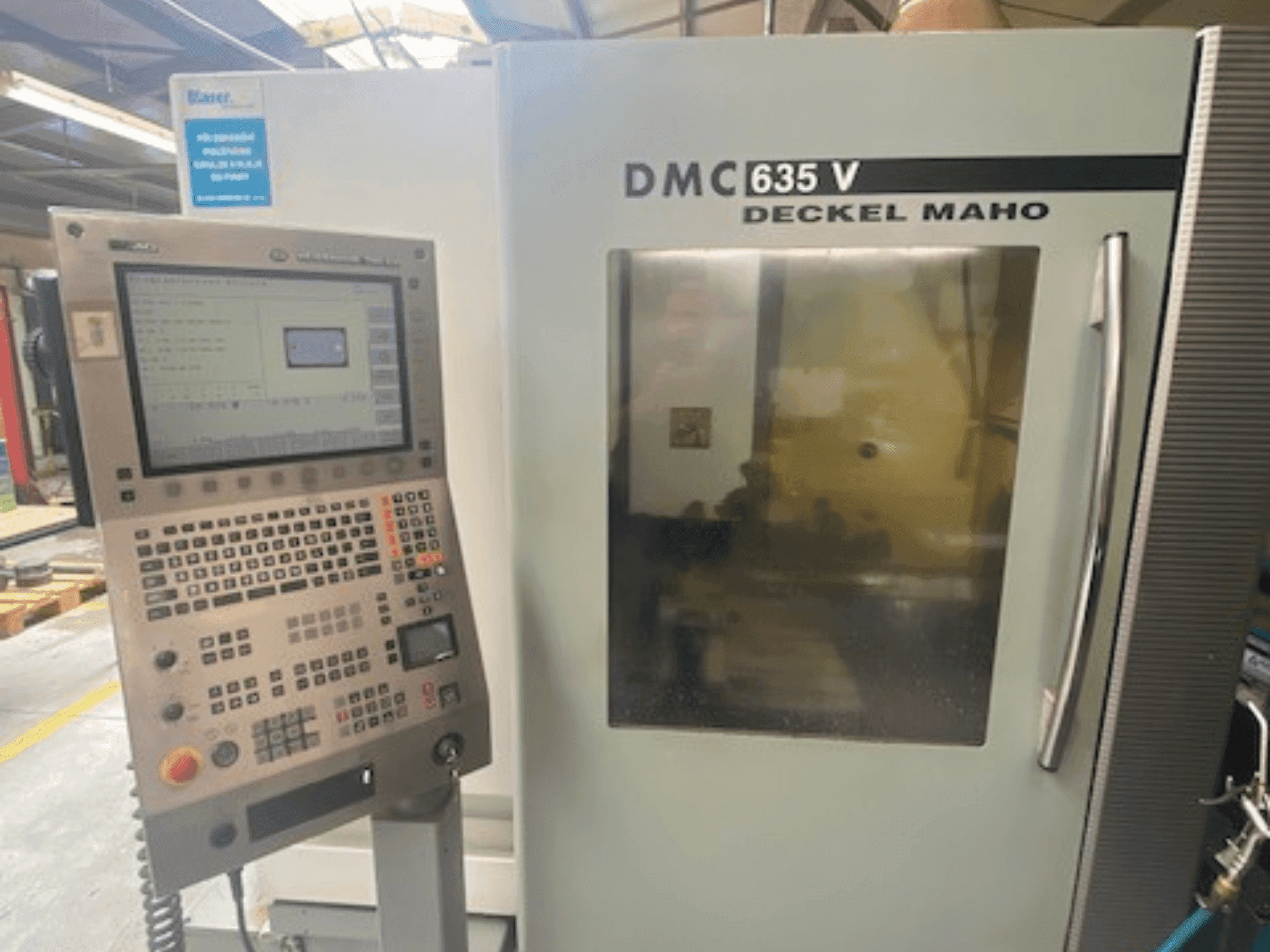 Čelní pohled na DMG DECKEL MAHO DMC 635V stroj