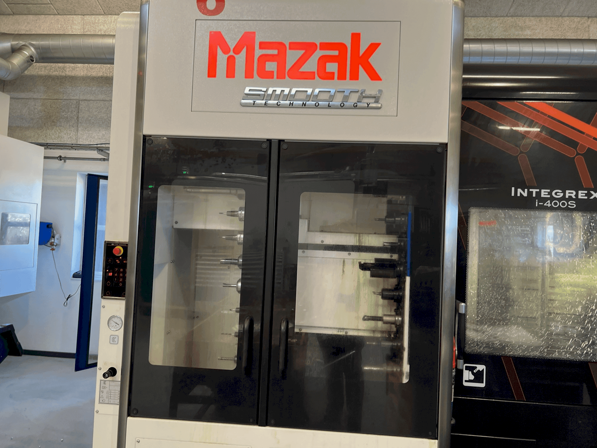 Čelní pohled na Mazak Integrex i-400S stroj