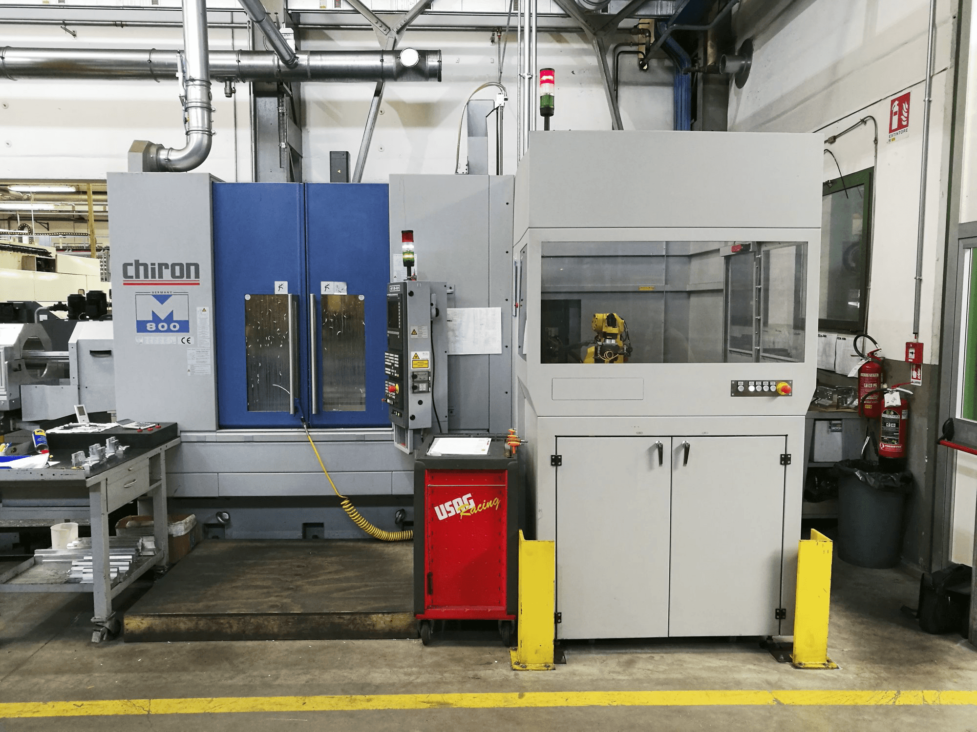 Čelní pohled na Chiron Mill-800 FA stroj