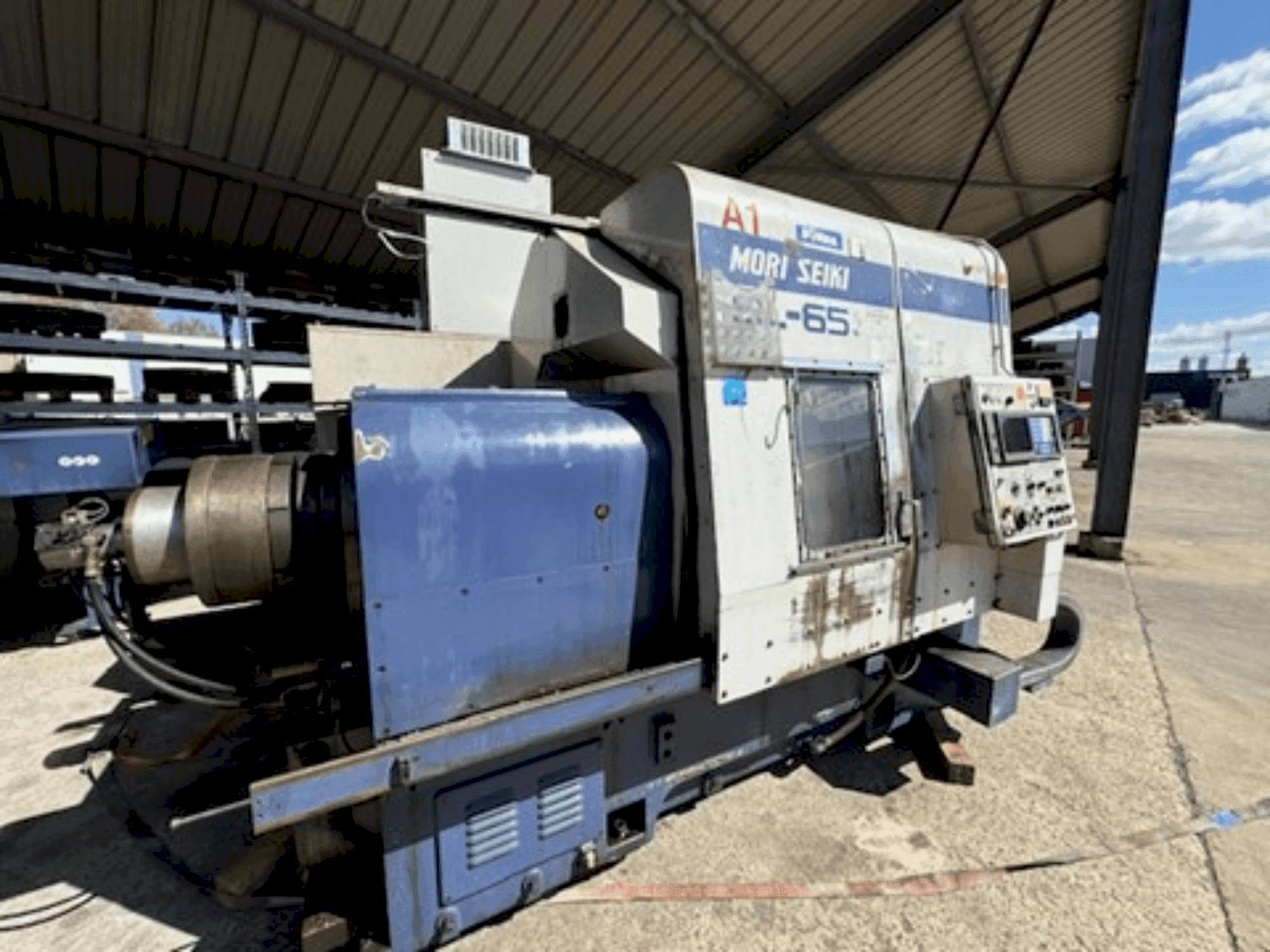 Čelní pohled na MORI SEIKI SL-65C stroj