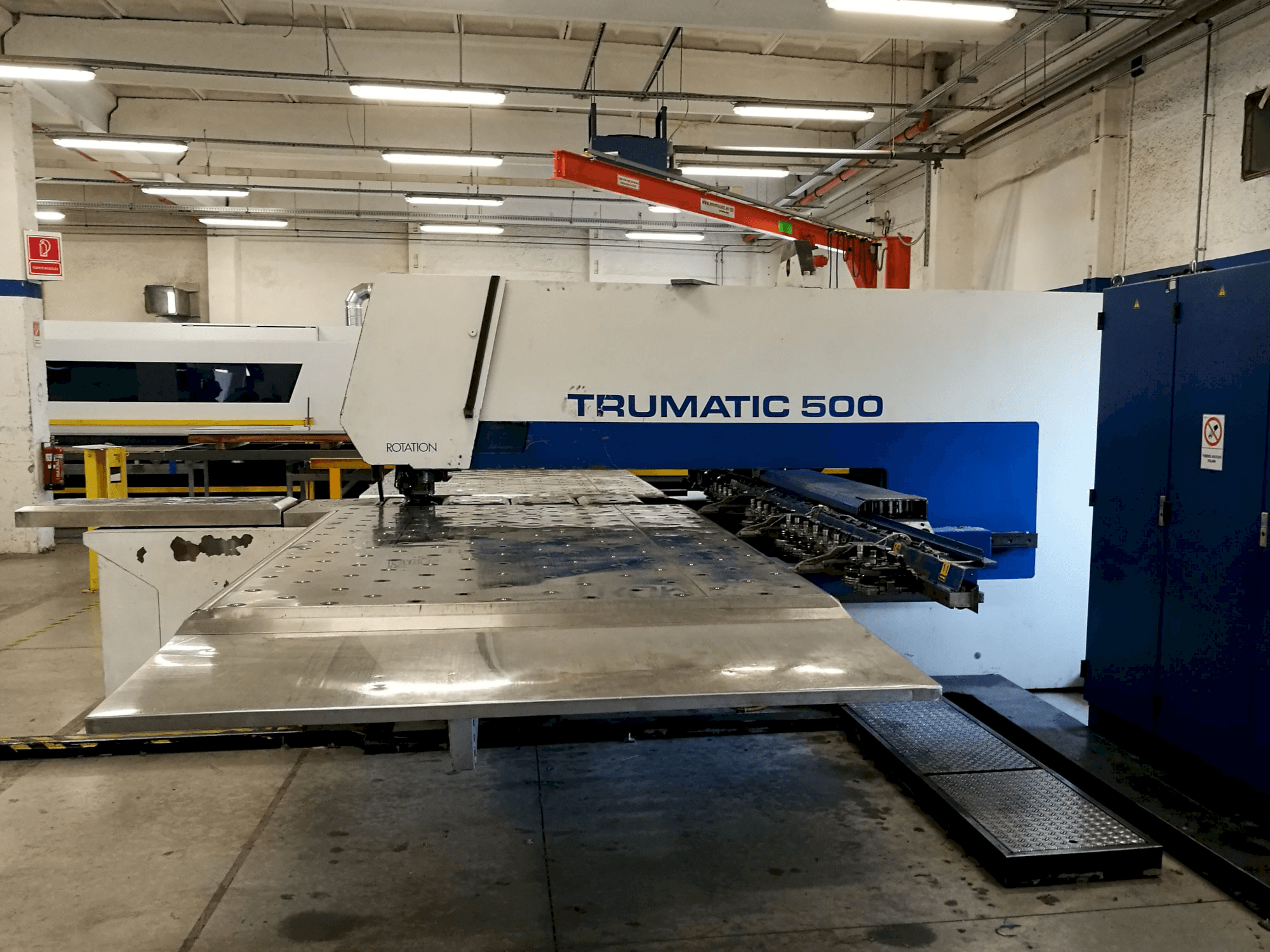 Levý boční pohled na Trumpf Trumatic 500 R stroj