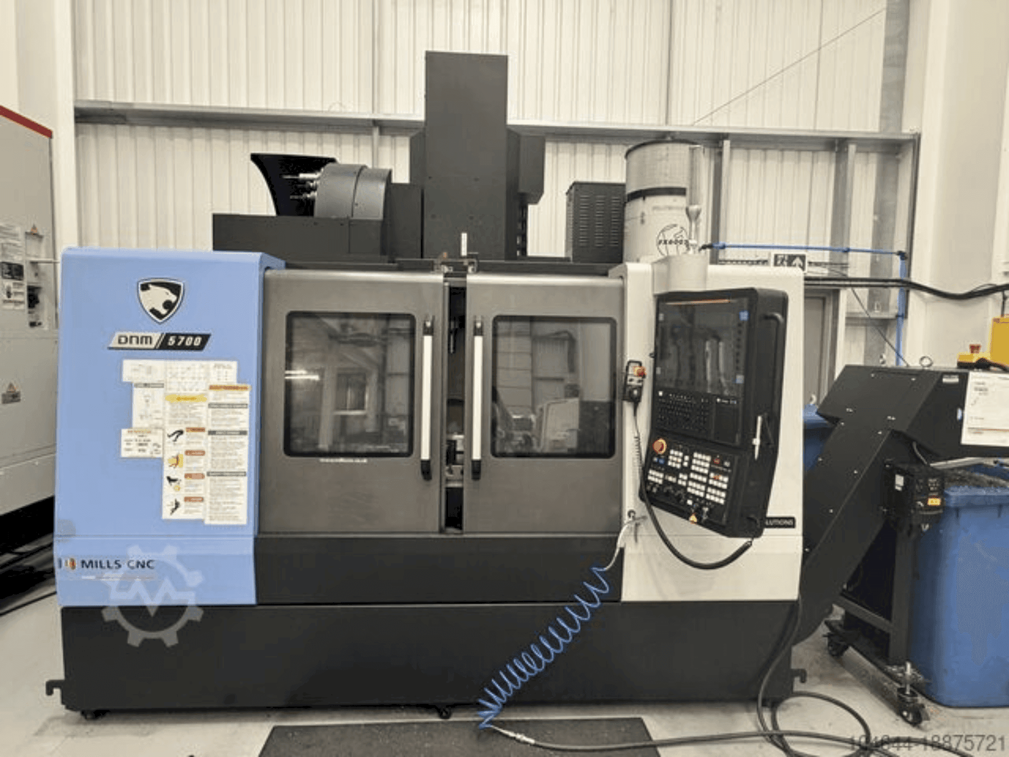 Čelní pohled na DOOSAN DNM 5700 stroj