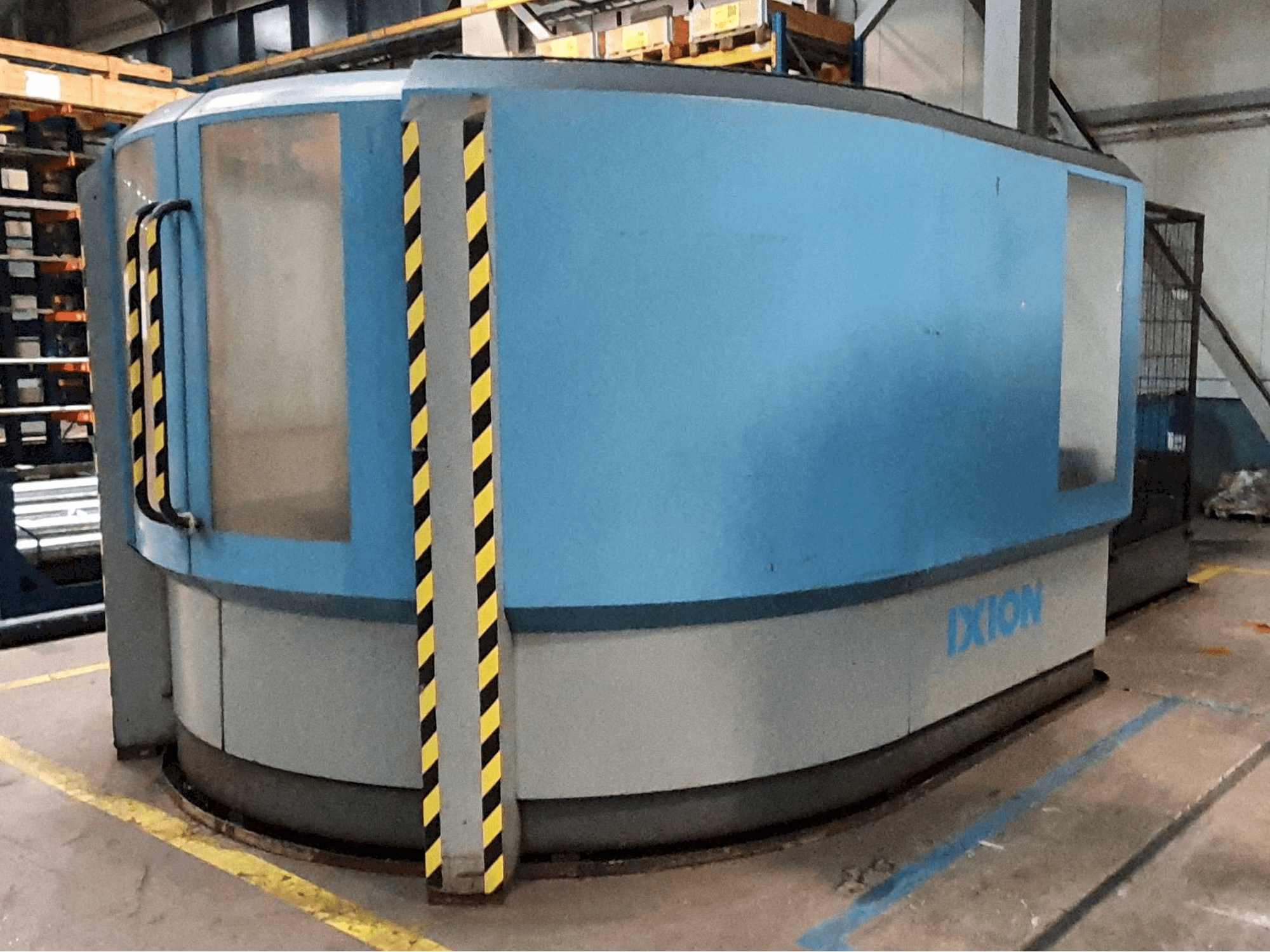 Čelní pohled na IXION TL1004 stroj