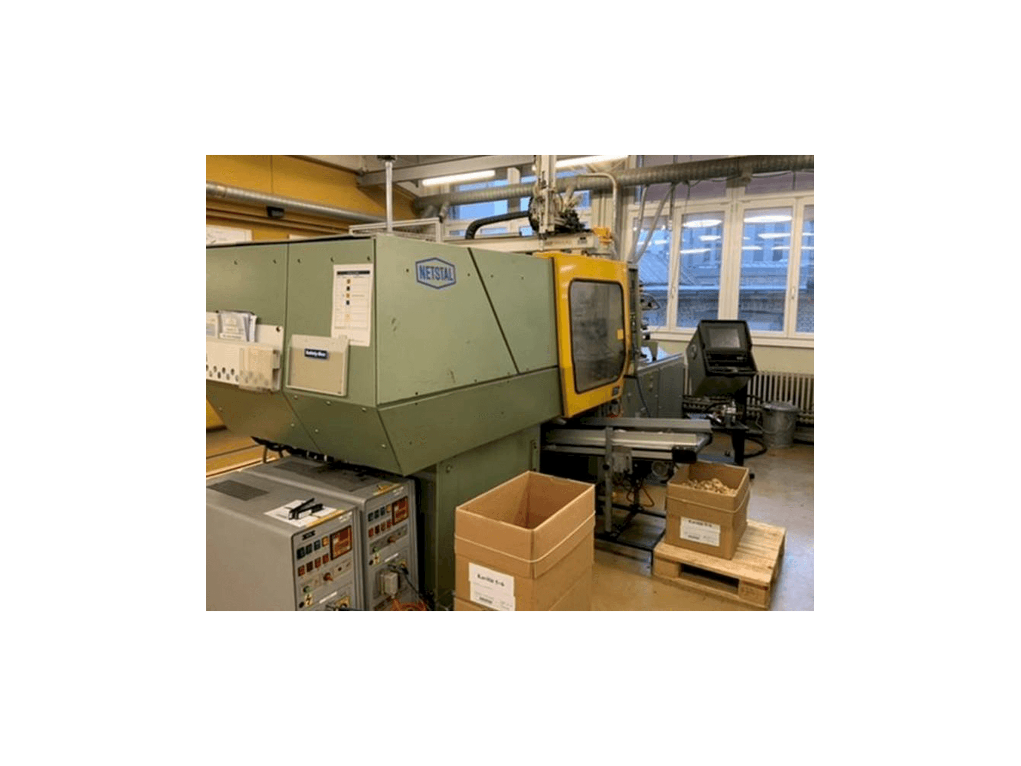 Čelní pohled na Netstal Synergy 600-110 stroj