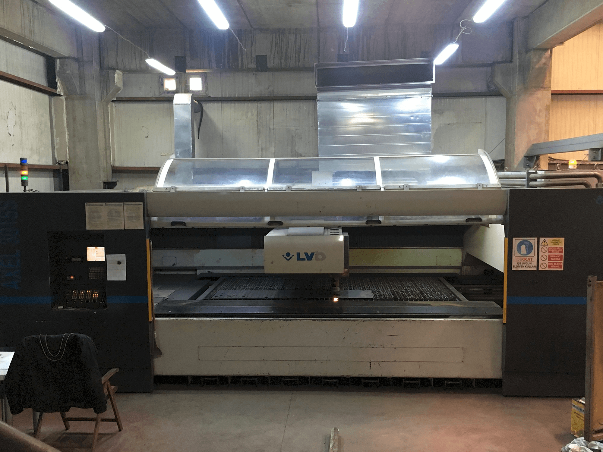 Čelní pohled na LVD AXEL 3015 S stroj