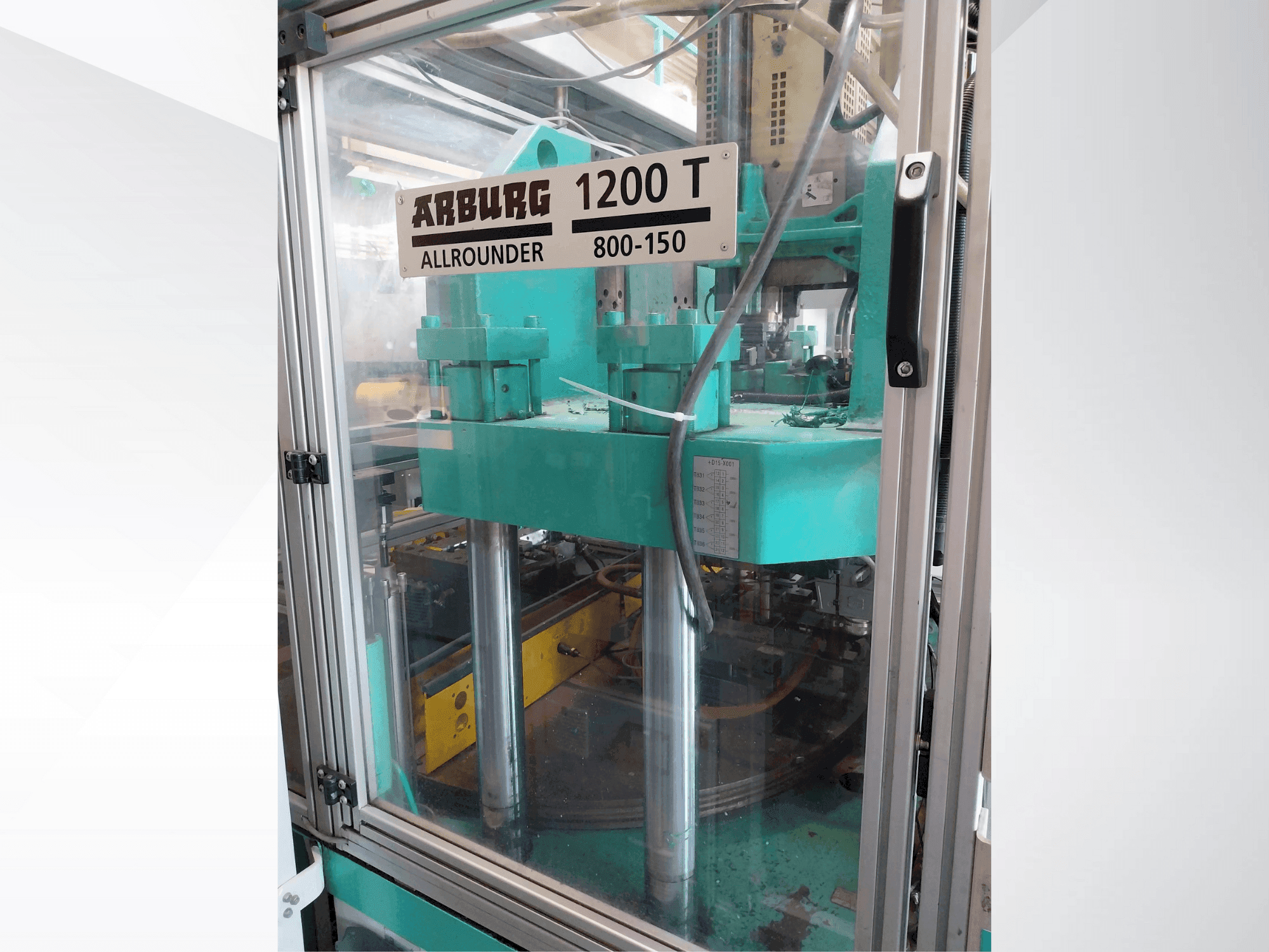Čelní pohled na Arburg Allrounder 1200T 800-150 stroj