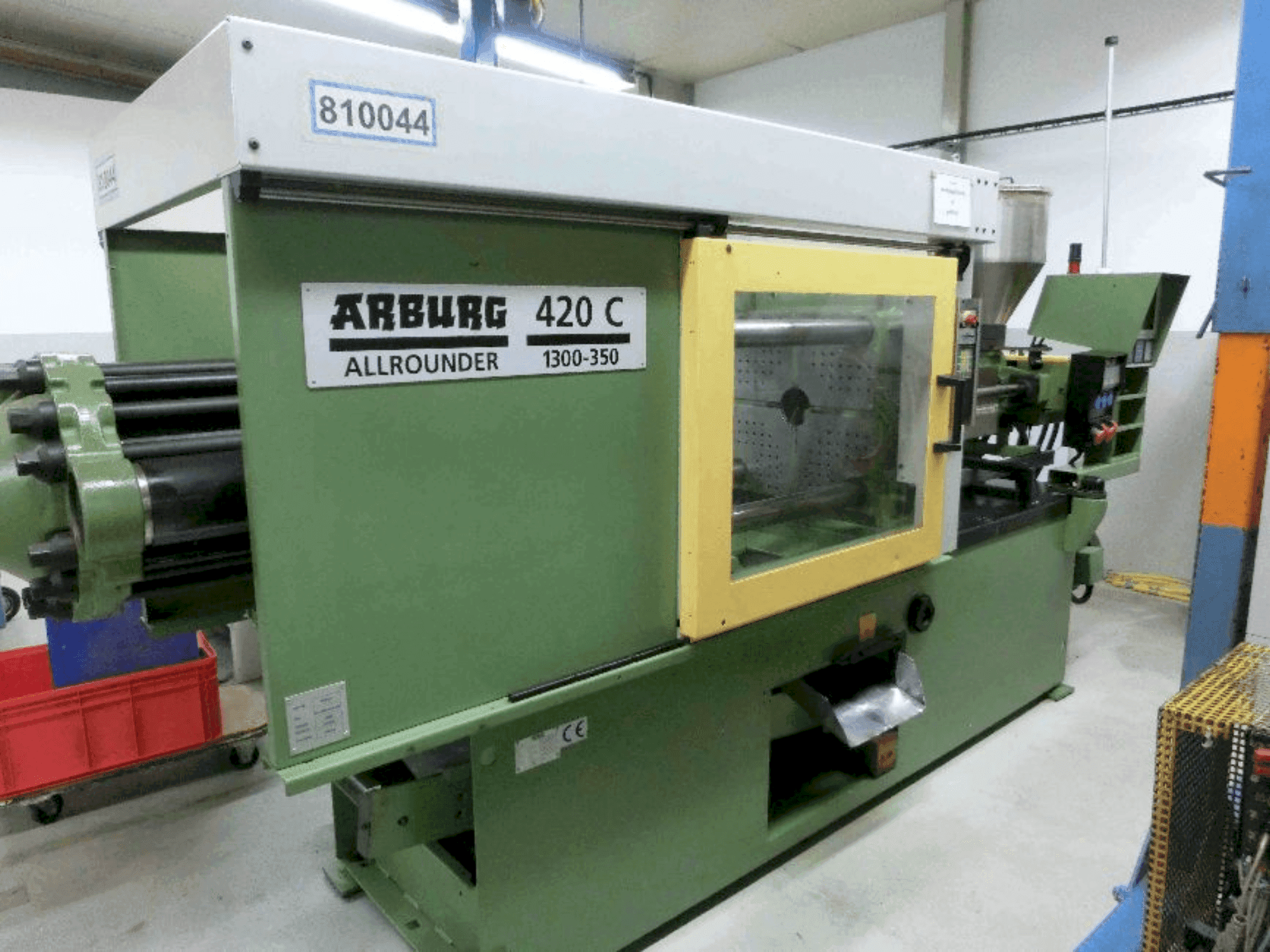 Čelní pohled na Arburg Allrounder 420C 1300-350 stroj
